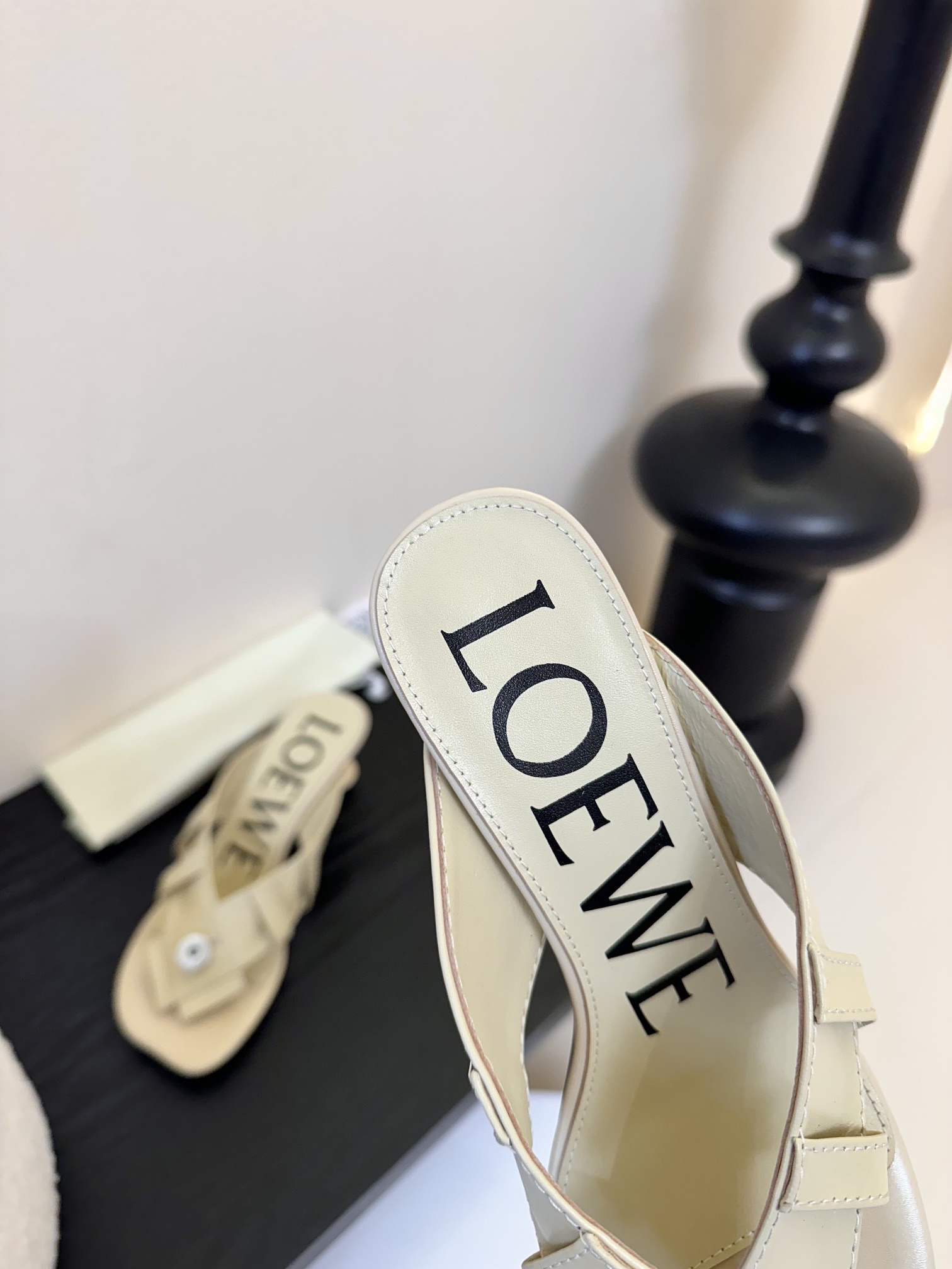 LOEW* 罗意威 25ss夹趾皮面拖鞋 
毫不费力的时髦感拖鞋，造型别致，舒适度肉眼可见，慵懒随性又不