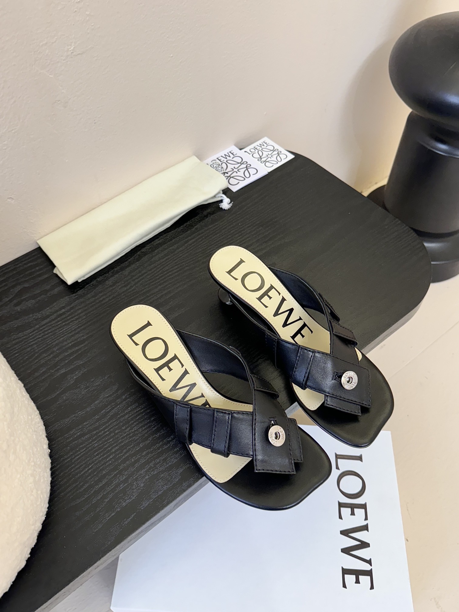 LOEW* 罗意威 25ss夹趾皮面拖鞋 
毫不费力的时髦感拖鞋，造型别致，舒适度肉眼可见，慵懒随性又不