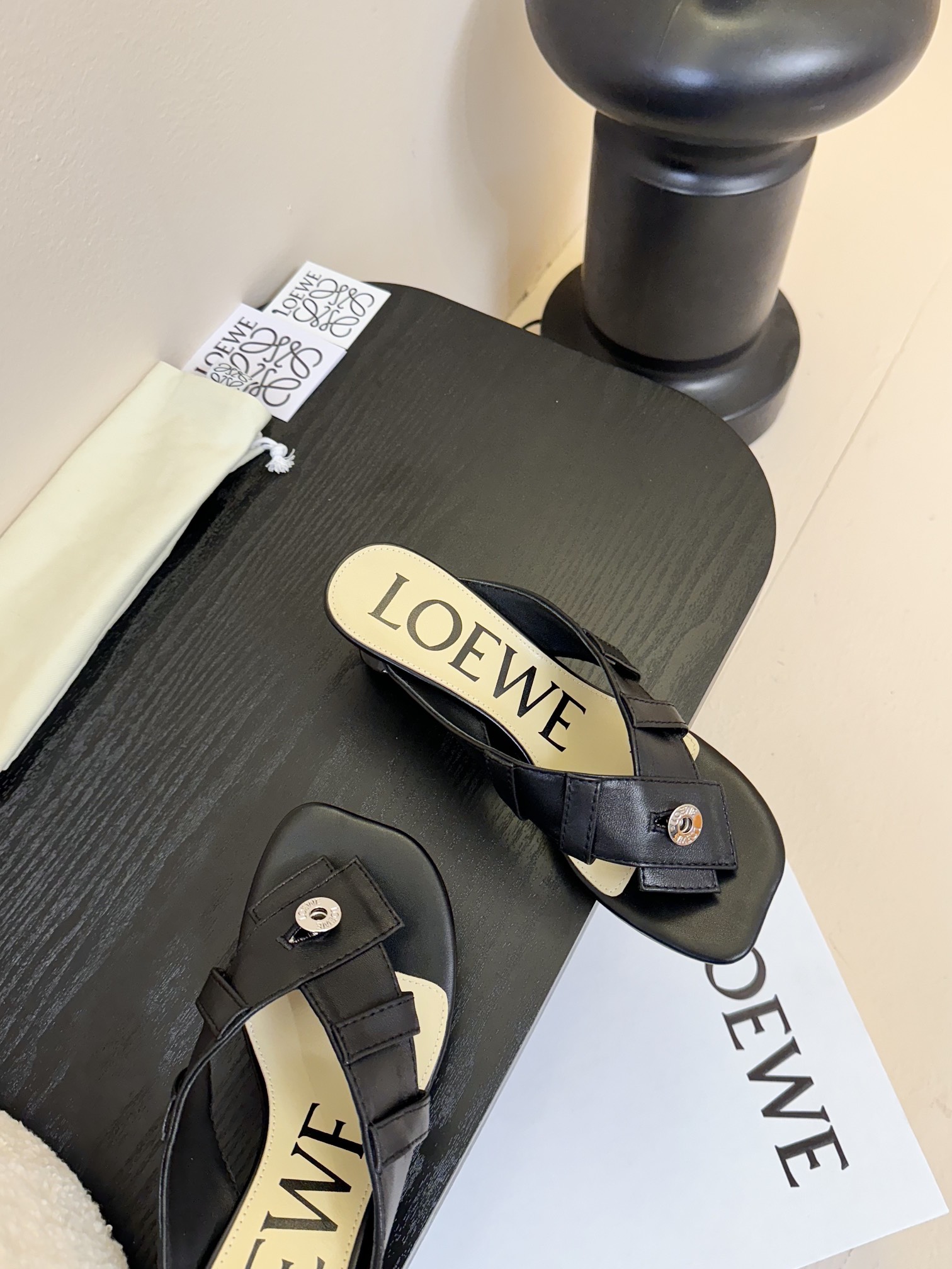 LOEW* 罗意威 25ss夹趾皮面拖鞋 
毫不费力的时髦感拖鞋，造型别致，舒适度肉眼可见，慵懒随性又不