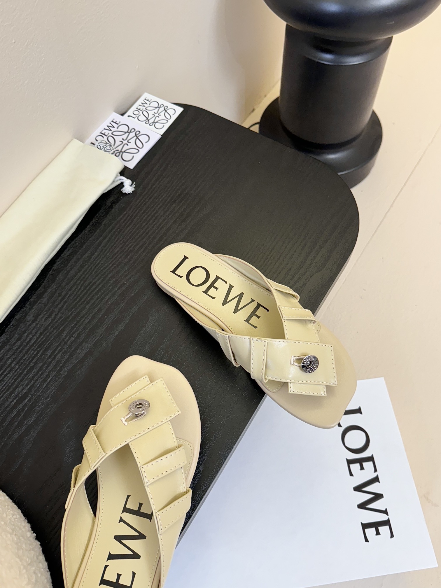 LOEW* 罗意威 25ss夹趾皮面拖鞋 
毫不费力的时髦感拖鞋，造型别致，舒适度肉眼可见，慵懒随性又不