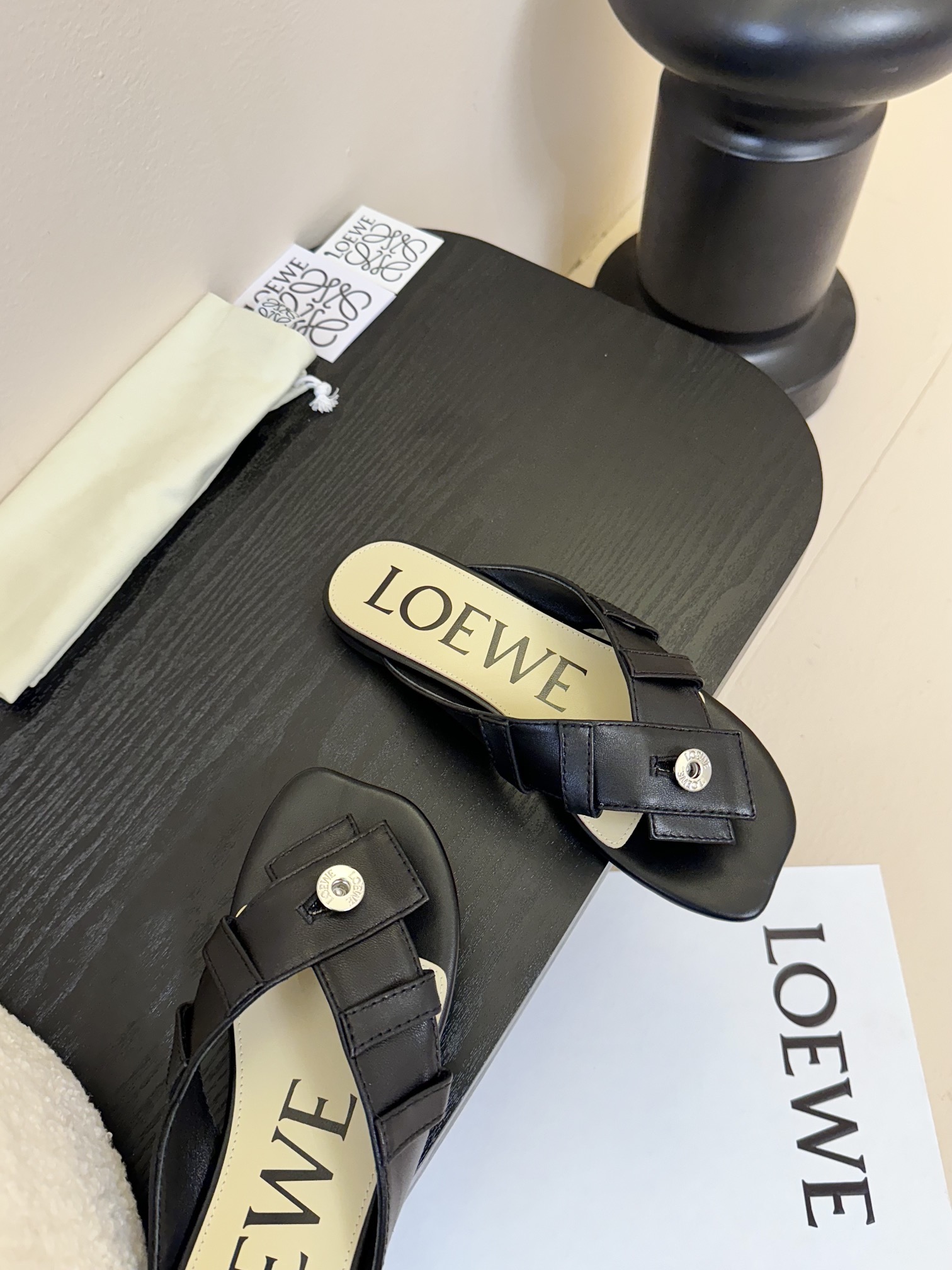 LOEW* 罗意威 25ss夹趾皮面拖鞋 
毫不费力的时髦感拖鞋，造型别致，舒适度肉眼可见，慵懒随性又不