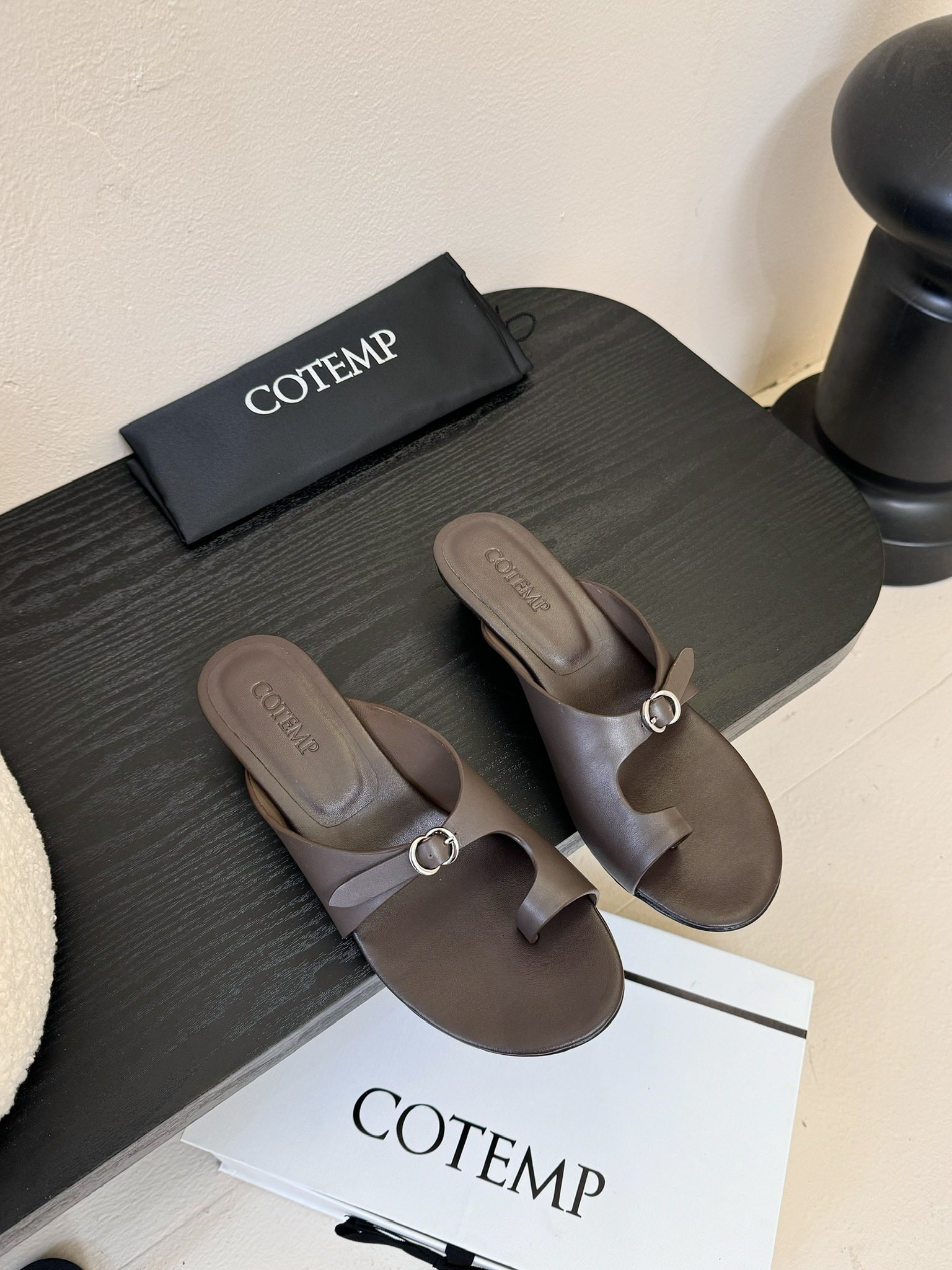 NO:390571,Cotem* New product, showing low-key luxury, simple one-strip design, matched with exquisite metal buckles, just right, fashionable and self-evident, smooth lines fit the curve of the foot, both fashionable and comfortable and casual, is a must-have item for summer that can easily enhance the temperament. Imported cowhide upper, imported lambskin, imported leather soles, 35-39 (40.41 fixed), split-toe shoes, cowhide, sheepskin, Leather soles19860909Cotem* 新品 尽显低调奢雅 简约一字带设计 搭配精致金属扣 恰到好处地点缀 时髦感不彰自显 流畅线条贴合足部曲线 既有时尚态度 又不失舒适随性 是能轻松提升气质的夏日必备单品 鞋面进口牛皮 内里进口小羊皮 进口真皮大底 35-39（40.41定）,分趾鞋,cowhide,sheepskin,Leather soles,Women's Shoes