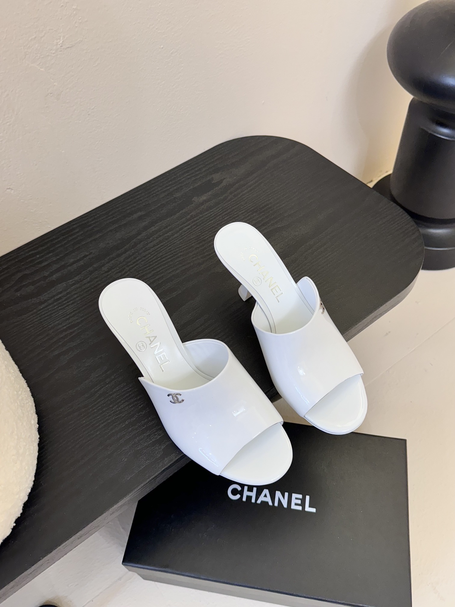 NO:392247,CHANEL Chanel catwalk slippers are completely original one-to-one replica. The style is super positive. The latest and fashionable design. Single shoes that are popular all over the Internet are cool and fashionable. All hardware is replicated with molds. The unique design is the most eye-catching. The legs are also well modified. The upper material is ox patent leather. The original version is Size35-41 (customized by 40 41), high heels slippers, chanel, chanel, high heels, slippers19860909CHANEL香奈儿走秀款拖鞋 完全原版一比一复刻打造 版型超级正 最新时尚的设计 火遍全网的单鞋,上脚又酷又时髦 五金全部开模复刻 独特设计最为抢眼吸晴 上脚还很好的修饰腿型显瘦 鞋面材质牛漆皮采用原版 Size35-41（40 41定制）,高跟鞋拖鞋,chanel,chanel,high heels,slippers,Women's Shoes
