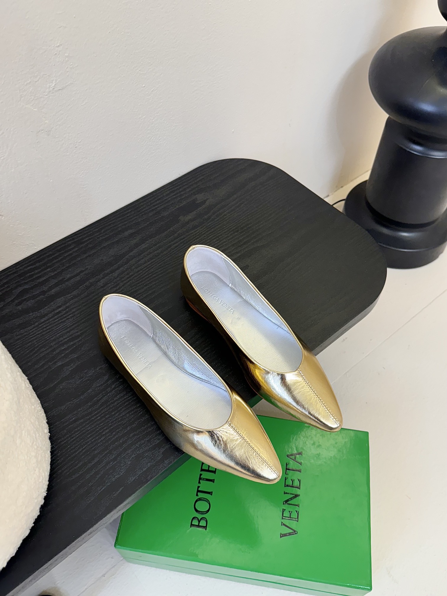 NO:392208,Bottega Veneta 2025 spring and summer new product hits simple retro flat shoes BV new round-toed sandals, popular ins & Xiaohongshu, many internet celebrities!  Super sexy on your feet!  It's really beautiful!  There is reason to bring a fashionable wind!  Genuine leather injection molded particles anti-slip large bottom!  Comfortable and non-slip on the feet!  Your thoughts are finally here. It is versatile and suitable for any occasion, and everyone must have a pair!  The upper is made of imported oil wax cowhide, imported from Italy, injection molded sole, Size: 35-41 (40.41 custom made without return or exchange), single shoes, bottega veneta, bottega veneta, sandals, cowhide19860909Bottega Veneta2025春夏新品爆款简易复古平底单鞋BV新款小圆头凉鞋抢手大爆款,ins&小红书巨多网红明星上身！上脚超性感！真的太美了！有理由刮起时尚大风！ 真皮注塑颗粒防滑大底！上脚舒适防滑！你们的心心念念终于来了 百搭适用任何场合、人手必备一双！ 鞋面采用进口油蜡牛皮 意大利进口注塑大底 码数:35-41（40.41定做不退换）,单鞋,bottega veneta,bottega veneta,sandals,cowhide,Women's Shoes