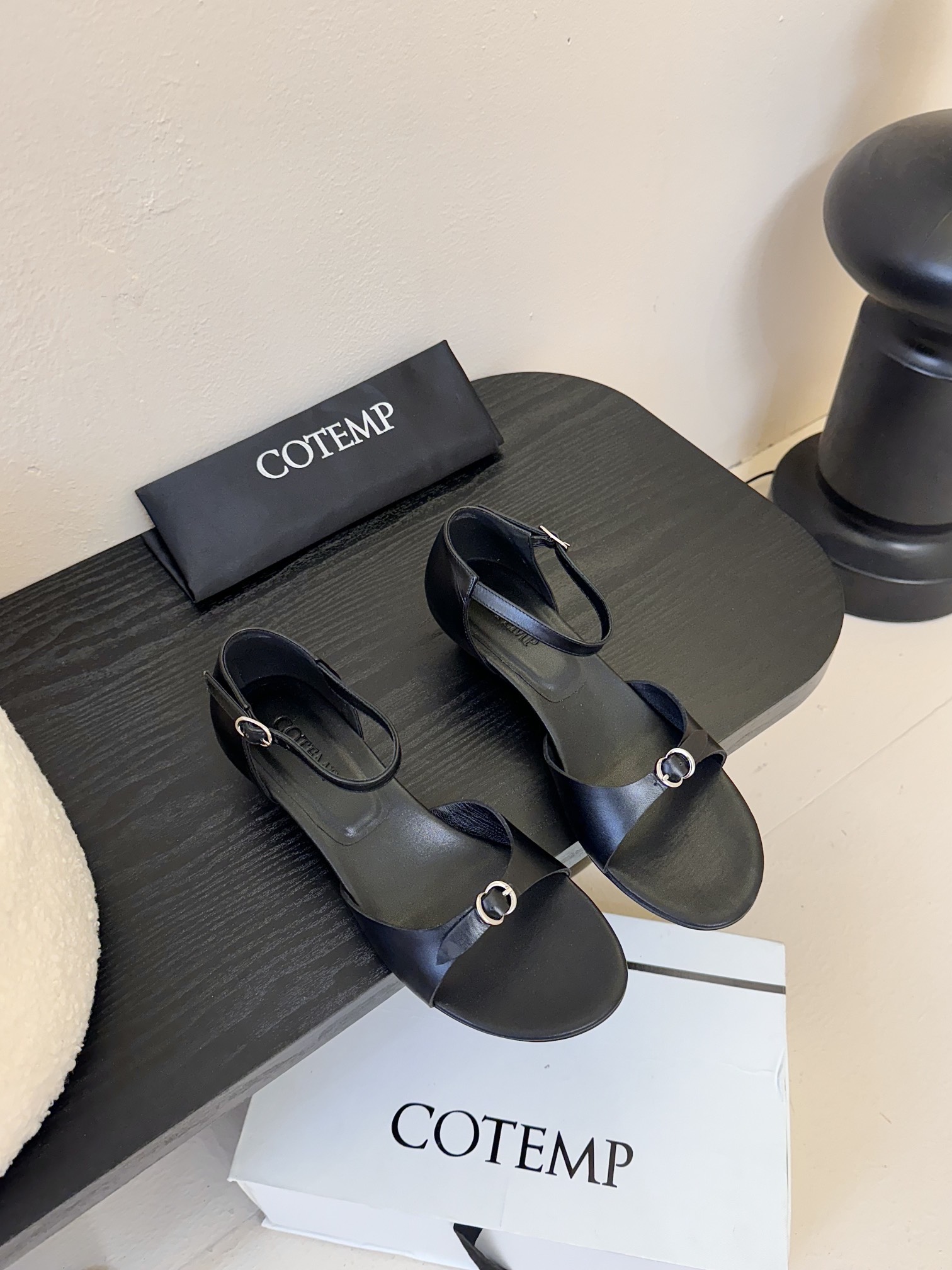 NO:392202,Cotem* New product, showing low-key luxury, simple one-strip design, matched with exquisite metal buckles, just right, fashionable and self-evident, smooth lines fit the curve of the foot, both fashionable and comfortable and casual, is a must-have item for summer that can easily enhance the temperament. Imported cowhide upper, imported lambskin, imported leather soles, 35-39 (40.41), sandals, sandals, cowhide, sheepskin, Leather soles19860909Cotem* 新品 尽显低调奢雅 简约一字带设计 搭配精致金属扣 恰到好处地点缀 时髦感不彰自显 流畅线条贴合足部曲线 既有时尚态度 又不失舒适随性 是能轻松提升气质的夏日必备单品 鞋面进口牛皮 内里进口小羊皮 进口真皮大底 35-39（40.41定）,凉鞋,sandals,cowhide,sheepskin,Leather soles,Women's Shoes