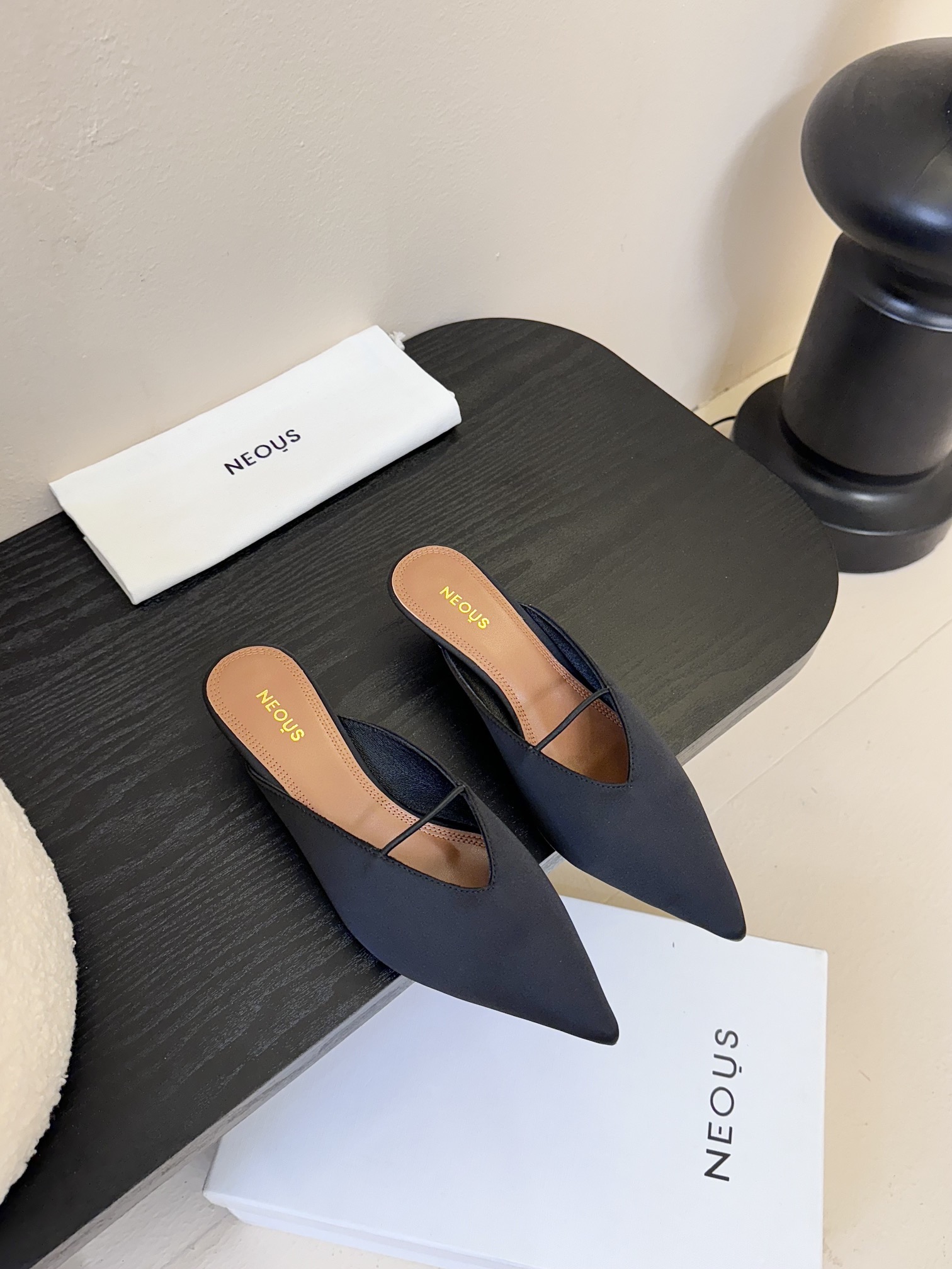 NO:392250,NEOUS New Product NEOUS These pointed-toed Muller cat heels are simply fashionable and beautiful. Low-key and steady black upper with delicate texture and high-end feel. Exciting pointed toe design outlines neat lines and exudes a confident aura. The right cat heel height ensures comfort and adds elegant charm. It is easy to adapt to various occasions. It is an excellent choice to show off your taste. The upper is imported silk. Yangjing, imported sheepskin, imported leather soles 35-39 (customized for 40.41), semi-torch, sheepskin, real silk, sheep, Leather soles19860909NEOUS 新品 NEOUS这双尖头穆勒猫跟鞋 简直是时髦精的心头好 低调沉稳的黑色鞋面 质感细腻 高级感扑面而来 精致尖头设计 勾勒出利落线条 散发着自信气场 恰到好处的猫跟高度 既保证舒适度 又增添优雅韵味 轻松适配各种场合 是彰显品味的绝佳之选 鞋面进口真丝.羊京 内里进口羊皮 进口真皮大底 35-39（40.41定做）,半拖,sheepskin,real silk,sheep,Leather soles,Women's Shoes