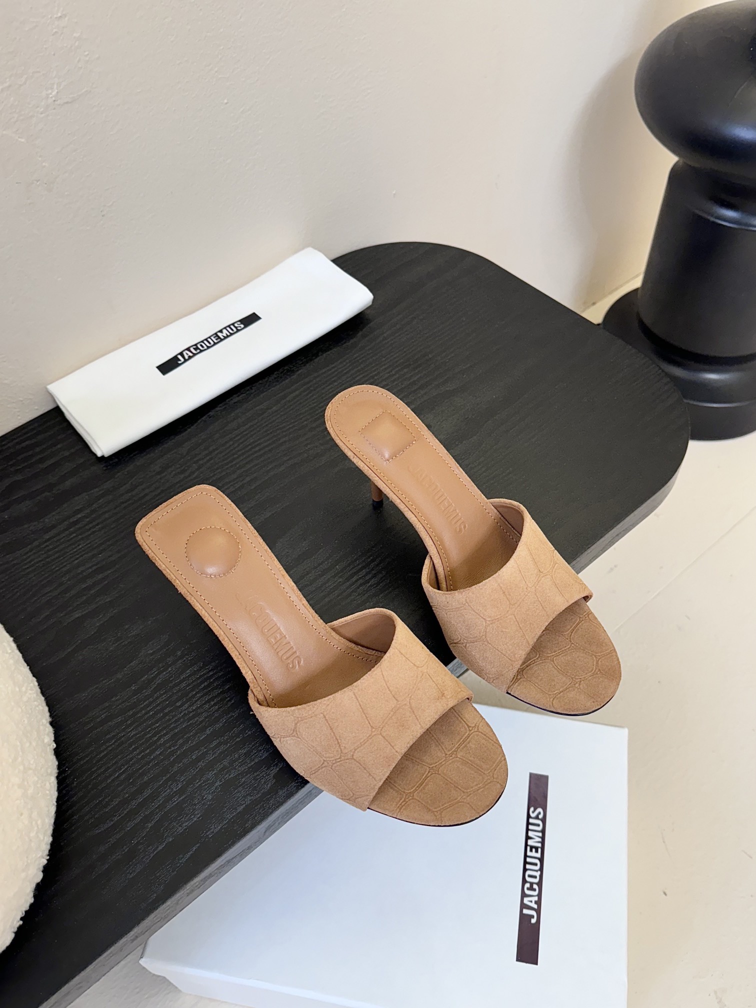 NO:392245,Jacquemus 25 spring and summer new minimalist high heel stiletto sandals and high heels!  New, fashionable and generous, sexy and elegant, showing the lines of the feet, with a skinny and beautiful visual effect, a very versatile fashion item!  Very simple and elegant, super good-looking, just right height, small heels, and stable and easy to walk!  It can attack and defend, and it can be both fashionable and comfortable, which is perfect!  !  The upper is made of original open-edged beaded calfskin/sheep leather, inner footbed sheepskin imported from Italy, heel height: about 8.5cm, size: 35-41 (40.41 custom made without return), high heels, slippers, high heels, slippers, cowhide, sheepskin, sheep, Leather soles19860909Jacquemus 25春夏新款极简高跟细跟凉拖鞋高跟鞋！ 新颖时尚大方,性感不失优雅,很显脚部线条,附有骨感美的视觉效果,非常百搭的时尚单品！ 极简优雅·超级好看,恰到好处的高度,小细跟,又稳好走！可攻可守·时髦舒适皆能兼得,实属完美！！ 鞋面采用原版开边珠小牛皮/羊猄皮 内里垫脚羊皮 意大利进口真皮大底 跟高:约8.5cm 码数:35-41（40.41定做不退换）,高跟鞋拖鞋,high heels,slippers,cowhide,sheepskin,sheep,Leather soles,Women's Shoes