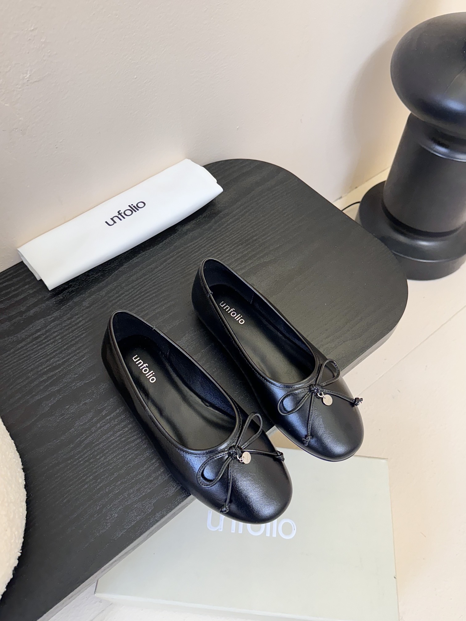 NO:392240,UNFOLIO 25 spring and summer new style of bow round toe flat ballet shoes!  How can I miss ballet shoes this spring and summer? Hardware pendant decoration design injects fresh soul, high-end and textured, bow elements return to the hottest popular element at the moment, sweet and not boring, and comfortable feet. The upper is made of oil wax sheepskin/imported linen, inner foot pad sheepskin Original open mold rubber sole Size: 35-41 (40 41 custom made without return), single shoes, sheepskin,19860909UNFOLIO 25春夏新款蝴蝶结圆头平底芭蕾舞鞋单鞋！这个春夏怎么可以少了芭蕾舞鞋,五金吊坠装饰设计注入鲜活灵魂,高级又有质感,蝴蝶结元素重新回归,成为当下最热流行元素,甜美不显乏味,脚感舒适 鞋面采用油蜡羊皮/进口麻布 内里垫脚羊皮 原版开模橡胶大底 码数:35-41（40 41定做不退换）,单鞋,sheepskin,Women's Shoes