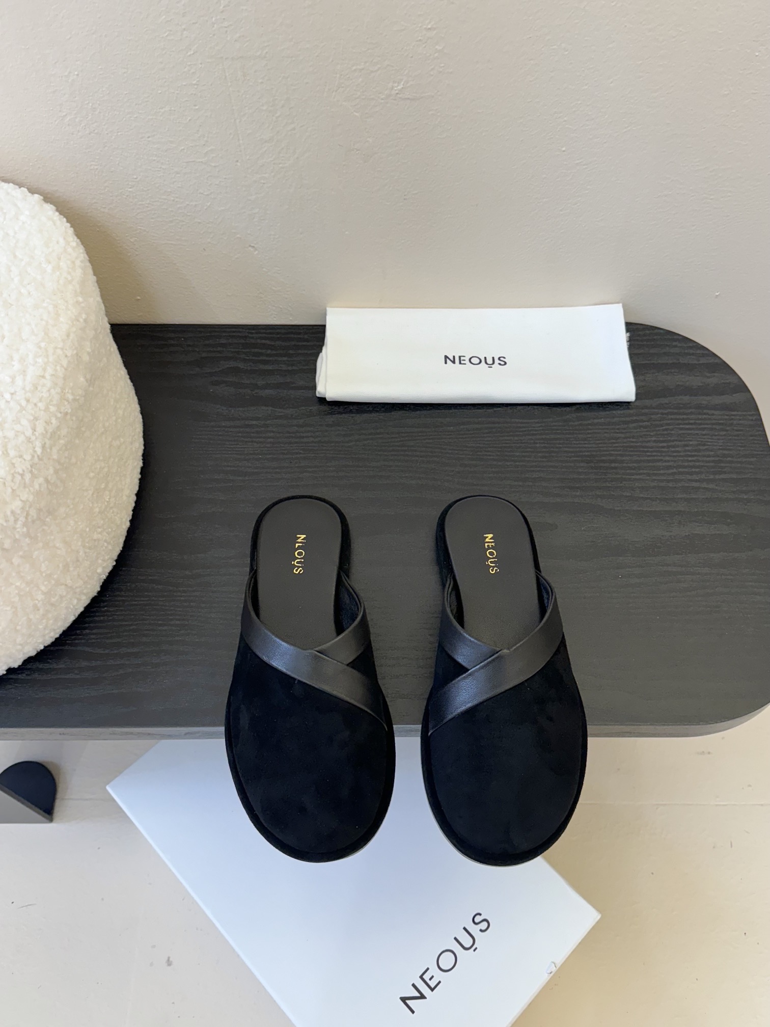 NO:392236,NEOUS 25 spring and summer new simple bag-toe flat slippers single shoes!  The long-awaited Birkenmari Jen is here. Spring and summer items must have this pair of Birkenma shoes. Shoe controllers quickly gather ♀ The upper is imported delicate Yangjing, soft and comfortable. The foot pads are also small lambskin, breathable and not stuffy. It fits the foot shape and does not tiring the feet. The half-drag-style lazy design is really super convenient!  In the morning, you can wear it casually and go out. It saves time and effort. The versatile style can be easily controlled whether it is casual style and sweet style or commuting style. It is simply a universal item in the shoe cabinet!  The Mary Zhen-style Baotou design is retro and cute, simple and fashionable. Comfort and appearance coexist. Whoever wears it looks good!  Full of girly feeling~ The upper is imported Yangjing, inner foot padded sheepskin, original molded rubber outsole. Size: 35-41 (40 41 custom made without return or exchange), semi-torque, mary jane, slippers, sheepskin, sheep19860909NEOUS 25春夏新款简易包头平底拖鞋单鞋！期待已久的勃肯玛丽珍来咯 春夏单品必须有这双勃肯鞋 鞋控们快集合♀ 鞋面采用进口细腻羊京,柔软舒适.垫脚同样小羊皮 透气不闷脚. 贴合脚型不累脚.半拖式一脚蹬懒人设计真的超级方便！早上赶时间随便一穿就出门.省时又省力～百搭款式无论是休闲风甜美风还是通勤风都能轻松驾驭.简直是鞋柜里的万能单品！玛丽珍风格的包头设计复古又可爱.简单又时髦.舒适与颜值并存.谁穿谁好看！满满的少女感～ 鞋面采用进口羊京 内里垫脚羊皮 原版开模橡胶大底 码数:35-41（40 41定做不退换）,半拖,mary jane,slippers,sheepskin,sheep,Women's Shoes