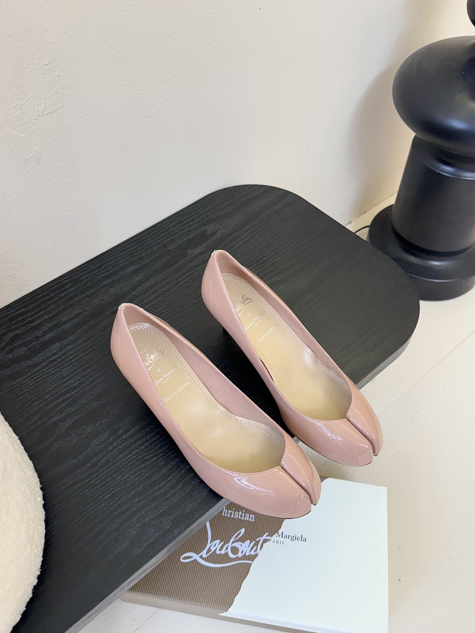 NO:392230,High heel 6.5cm CL x Maison margiel* 25SS split-toe flat shoes Maison Margiela and Christian Louboutin launch their first joint shoe series. The new collaboration is centered on two intertwined design concepts, showing fashion designer John Galliano and shoe master Christian Louboutin’s unique creative language. Shoes, cleverly blend the design genes of the two major brands, presenting unique styles and commonalities. Maison Margiela’s iconic Tabi  The three shoes are decorated with the designer's classic red sole, and the classic toe design is reinterpreted with its exquisite craftsmanship and spliced ​​by two independent materials, rather than the traditional toe cutting process, giving the shoe an elegant heart-shaped outline, just like the female clavicle lines. This design cleverly echoes the 'unconscious charm' concept advocated by Maison Margiela - those charming images deeply embedded in the collective subconscious, injecting a subtle and implicit sexy temperament into the classic Tabi shoes. The joint feast of Maison CL, which subverts fashion, has ushered in an epic collision again!  The joint series between Maison Margiela and CL was officially launched, instantly igniting the enthusiasm of global trend enthusiasts!  This cross-border cooperation is not only a perfect fusion of fashion and music, but also a subversive attempt to break the convention and reshape the classics. Every item of Majira's co-branded CL is full of bold design and unique artistic sense. From a deconstructive jacket to a futuristic accessories, every detail highlights Majira's avant-garde aesthetics and CL's personality attitude. Whether it is street style or high-end style, this series can satisfy all your imagination of fashion!  Upper cow patent leather footbed sheepskin, original open molded and outsole, size 35~41 (40.41 custom-made, non-return and exchange), split-toed shoes, masion margiela, jackets & coats, sheepskin19860909高跟6.5cm CL x Maison margiel* 25SS分趾平底单鞋 Maison Margiela 与 Christian Louboutin 推出首个联名鞋履系列 全新合作以两种互相交融的设计理念为核 心,展现了时装设计师 John Galliano 与鞋履大师 Christian Louboutin 别具一格的创意语言 鞋款,巧妙融合了两大品牌的设计基因,呈现出独特风格与共通之处. Maison Margiela 标志性的 Tabi 分趾鞋.三款鞋履均饰以设计师经典的红底,以其精湛工艺重新诠释经典分趾设计通过两块独立材质拼接而成,而非传统的分趾切割工艺,赋予鞋款优雅的心形轮廓,宛如女性的锁骨线条.此设计巧妙呼应了 Maison Margiela 推崇的”无意识魅力”理念——那些深植于集体潜意识中的迷人意象,为经典 Tabi 鞋款注入了微妙而含蓄的性感气质. 马吉拉联名CL颠覆时尚的联名盛宴时尚圈又迎来了一次史诗级的碰撞！Maison Margiela与CL的联名系列正式登场,瞬间点燃全球潮流爱好者的热情！这场跨界合作不仅是时尚与音乐的完美融合,更是打破常规、重塑经典的颠覆性尝试. 马吉拉联名CL 的每一件单品都充满了大胆的设计与独特的艺术感,从解构主义的外套到未来感十足的配饰,每一处细节都彰显着马吉拉的前卫美学与CL的个性态度.无论是街头风还是高定范儿,这个系列都能满足你对时尚的所有想象！ 鞋面牛漆皮 垫脚羊皮 大底原版开模大底 码数35~41码（40.41定制不退换）,分趾鞋,masion margiela,jackets & coats,sheepskin,Women's Shoes