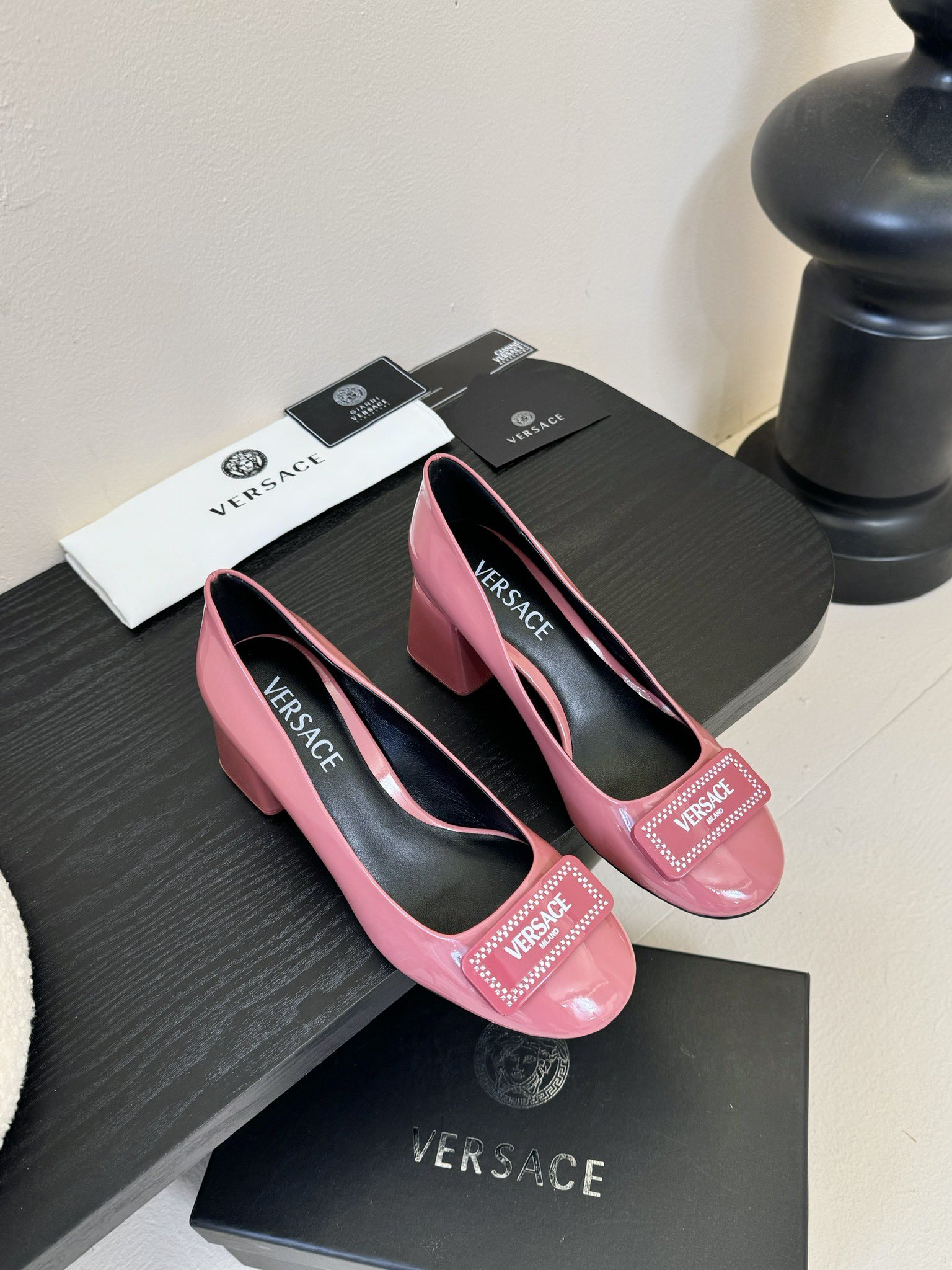 NO:404174,Versace 2025 spring and summer new style of Versace bow round-toe Mary Jane high heels Milan show with simple and capable style, fairy tale Atlantis or magical ocean theme, bright color matching, bright colors and free contours, and full of artistic sense. This series is also full of Versace's iconic charm elements!  The upper is made of soft patent leather, inner footbed imported sheepskin, imported Italian original color genuine leather outsole Size: 35-40 (40 custom made without return and exchange), high heels, versace, versace, mary jane, high heels, sheepskin, Leather soles19860909Versace 范思哲2025春夏新款蝴蝶结圆头玛丽珍高跟单鞋 米兰秀场同简约干练的版型,童话般的亚特兰蒂斯或神奇的海洋主题,明亮的彩色配色,鲜艳的颜色和自由的轮廓,同时充满艺术感. 这个系列也充满了范思哲标志性的魅力元素 ！ 鞋面采用软漆皮 内里垫脚进口羊皮 意大利进口原色真皮大底 码数:35-40（40定制不退换）,高跟鞋单鞋,versace,versace,mary jane,high heels,sheepskin,Leather soles,Women's Shoes