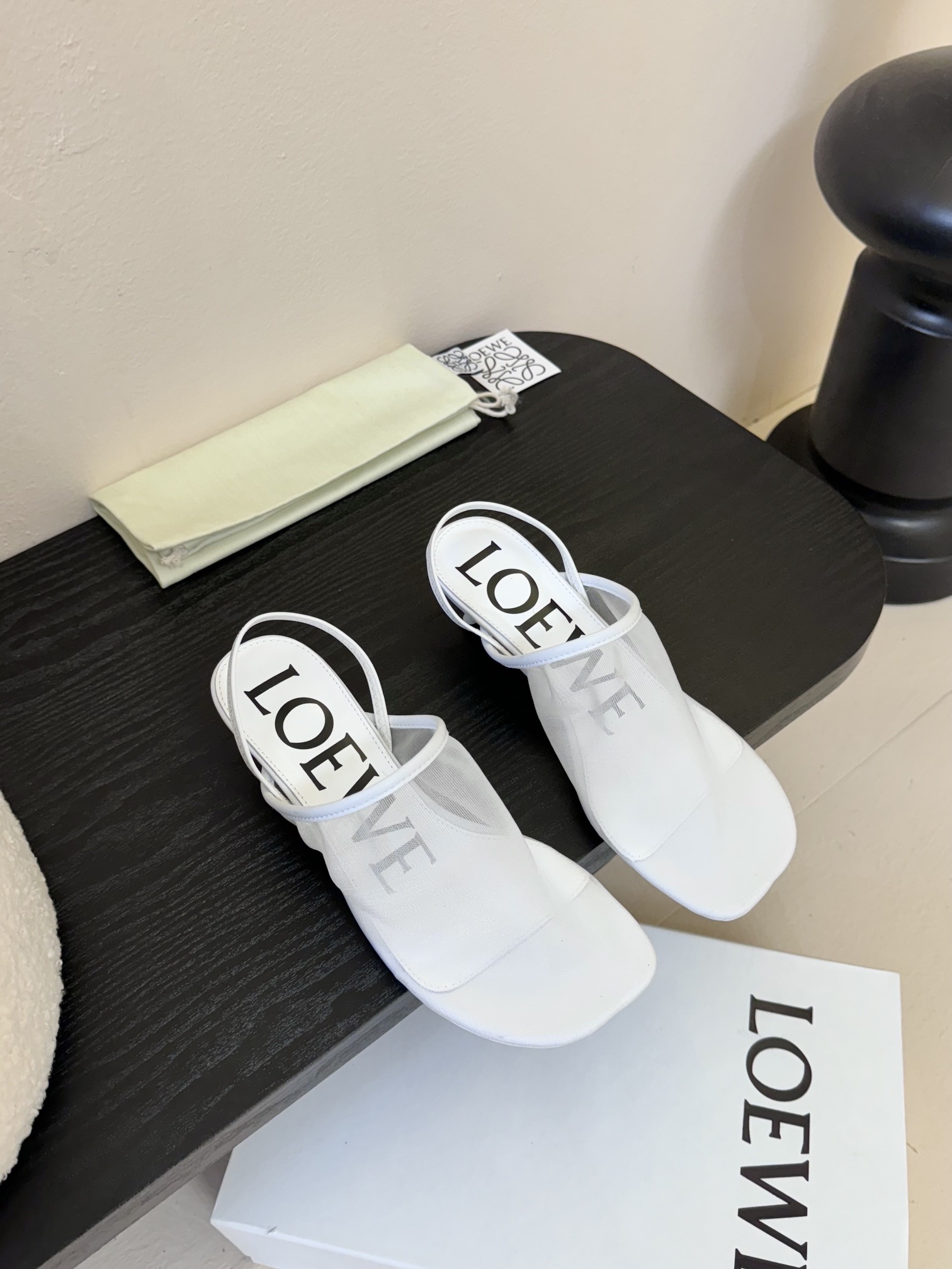 NO:404171,| 5 LoewE's latest British style pvc trendy series counter synchronized new products. A little fairy who likes this style must buy it!  The upper is made of imported beaded cowhide PVC material, mixed-bred sheepskin inside, and Italian leather outsole!  Very comfortable to wear. Big head design. Size: 35-40 40 customization, slippers, loewe, loewe, slippers, cowhide, sheepskin, Leather soles19860909| 5 罗意威LOEWE最新英伦风pvc潮酷系列专柜同步新品 喜欢这种风格的小仙女必须要入手哦！鞋面采用进口开边珠牛皮pvc材质,内里混种羊皮,意大利真皮大底！上脚非常舒适 大头的设计 Size: 35-40 40定制,拖鞋,loewe,loewe,slippers,cowhide,sheepskin,Leather soles,Women's Shoes