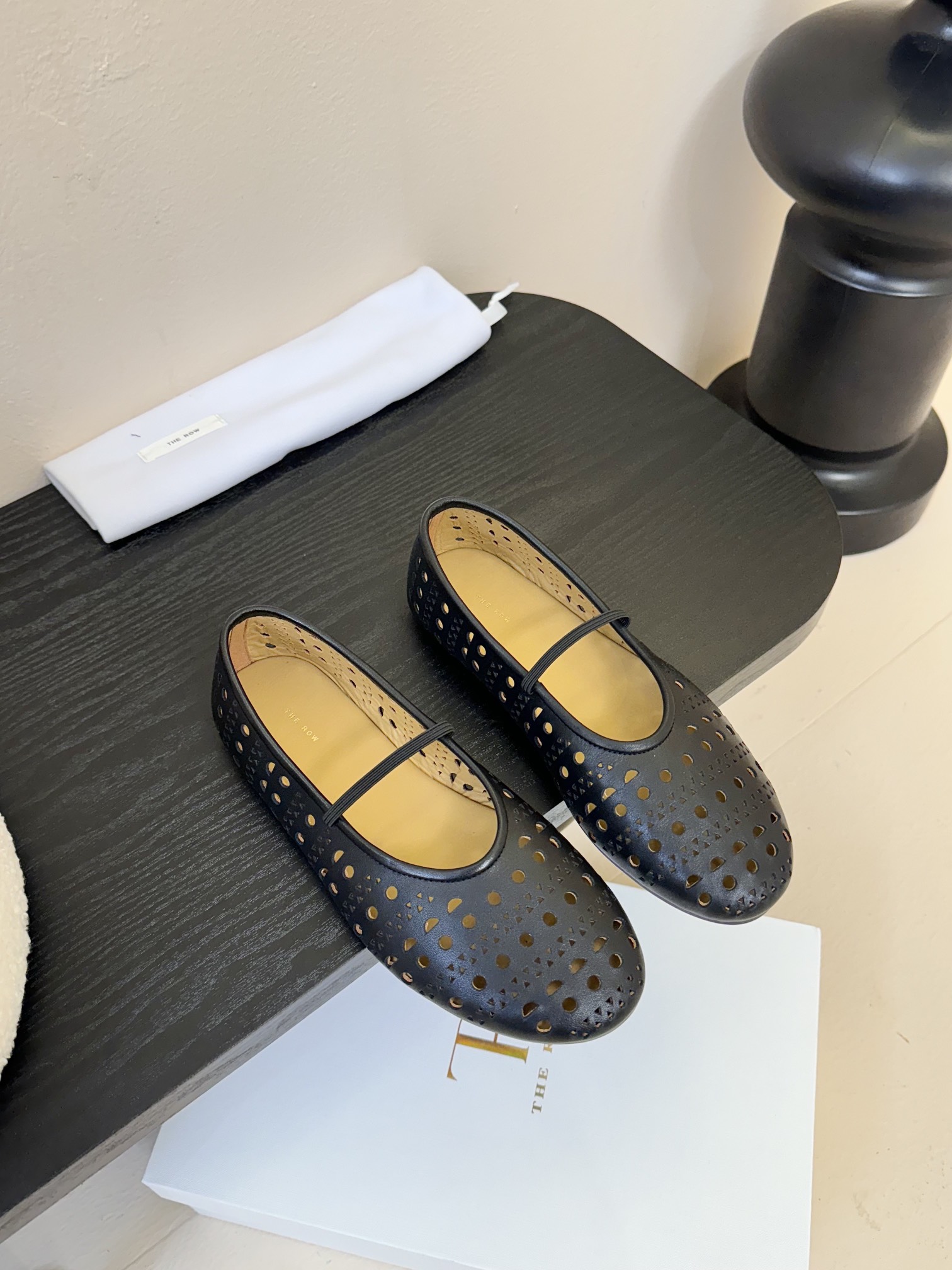 NO:408219,The ro*25 spring and summer new hollow breathable Mary Jane flat shoes dancing shoes grandma shoes!  I rarely see a dancing shoe that is so delicate and has a strong tolerance for the feet. It embodies the foot shape properly without losing its unique charm. It is convenient to wear on the feet, and is very comfortable, and has no problems with daily wear. It is super versatile!  The upper is made of imported calfskin, inner sheepskin, footbed sheepskin, original open molded rubber sole, Size: 35-41 (40 41 custom made without return), single shoes, mary jane, cowhide, sheepskin19860909The ro*25春夏新款镂空透气玛丽珍平底单鞋跳舞鞋奶奶鞋！很少会看到一款跳舞鞋会做到这么精细、而且对脚的包容性特别强,把脚型修饰得妥妥的,又不失独特韵味,上脚方便便捷,且非常舒适、日常穿都没有问题的、超级百搭！ 鞋面采用进口小牛皮 内里羊皮 垫脚羊皮 大底原版开模橡胶大底 码数:35-41（40 41订做不退换）,单鞋,mary jane,cowhide,sheepskin,Women's Shoes