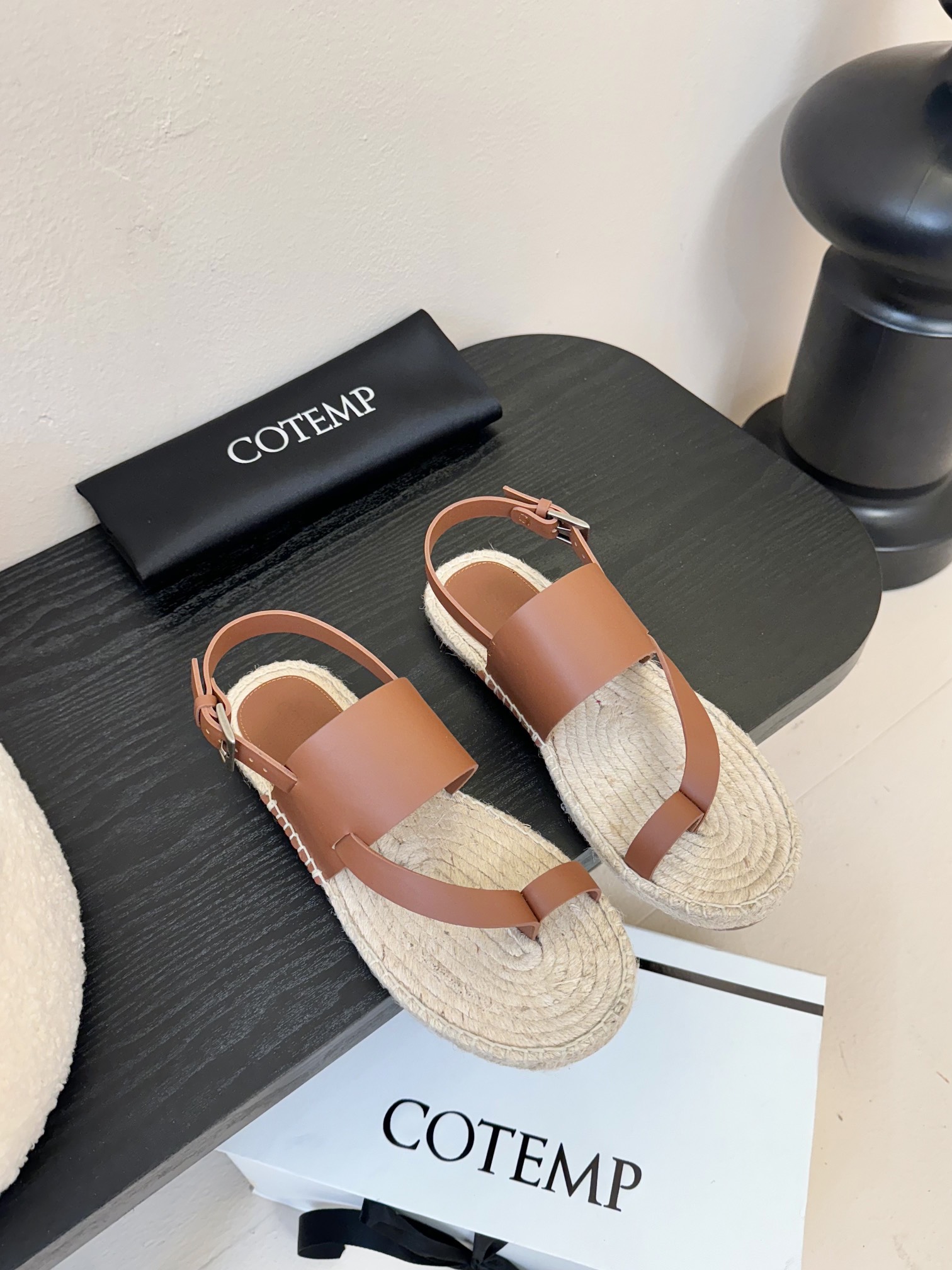 NO:404204,COTEMP 55 spring soft clothes clip sandals, famous for their early universal functionality, always retaining the characteristics of simplicity and comfort, and after the fusion and splicing of multiple materials, it is shaped into casual shoes that are not limited to specific venues and uses, officially opening up the pleasant imagination of urban holidays. Size#35-40 (40 custom made without return or exchange), split-toe shoes, sandals19860909COTEMP 55春季柔软 衣服夹脚凉鞋 ,以早期普世的功能性闻名 始终保留着简洁与舒适的特点,经过多重材质的融合拼接 塑造成为不拘泥于特定场地与用途的休闲鞋,正式拉开都市假日的惬意畅想. Size#35-40（40定做不退换）,分趾鞋,sandals,Women's Shoes