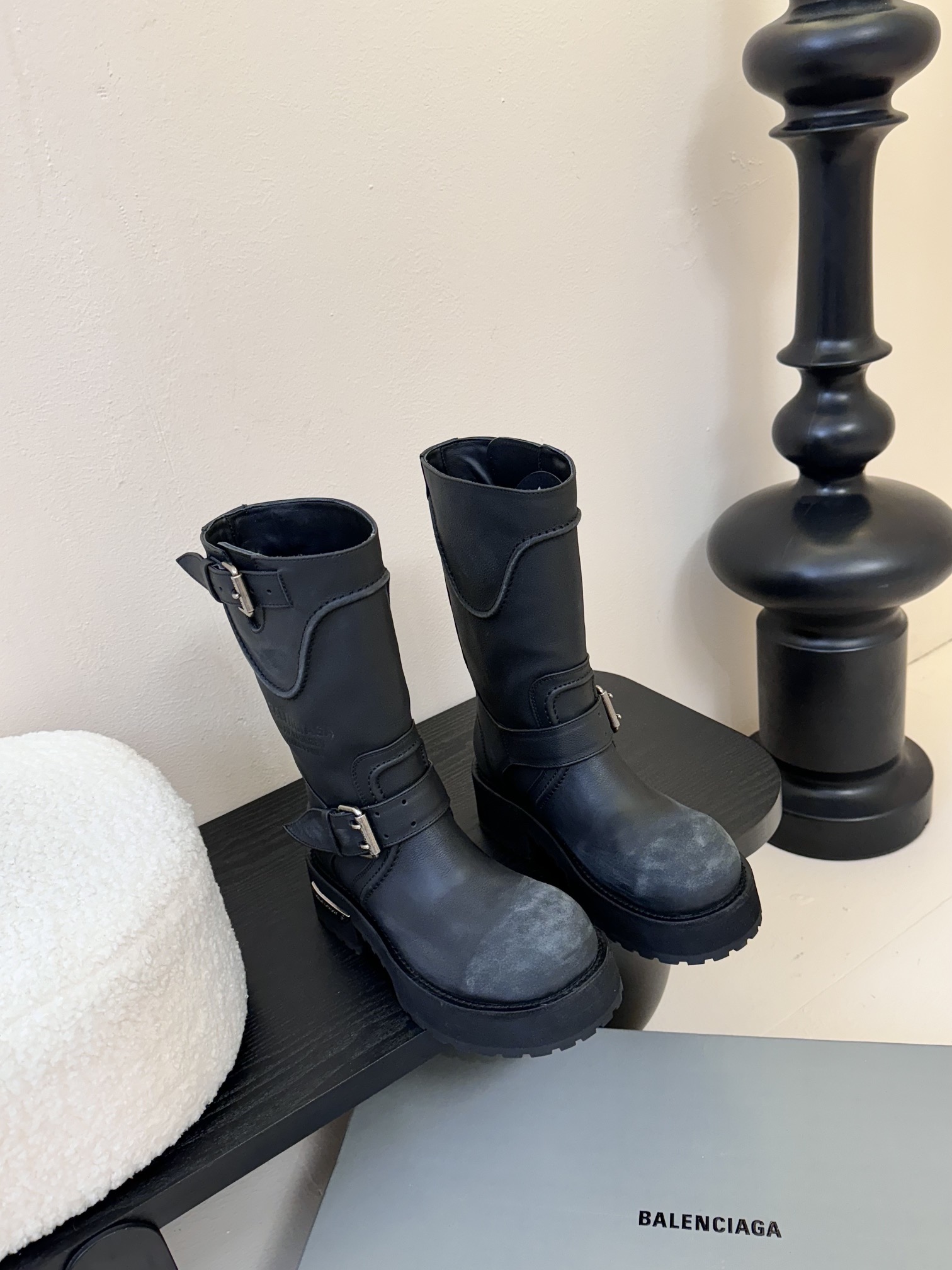 NO:404192,10-inch Balenciaga 25ss new model catwalk model must-have for girls with dark style motorcycle boots long boots fashion darling adds another general!  As soon as he appears, his aura is fully opened!  The unique folding design, paired with a personalized metal buckle, breaks the rules and takes an unruly attitude every step. The leather has a high-quality texture, a restrained and luxurious luster, and the details show its ingenuity!  Whether it is matched with the street style or being capable, it can instantly improve the overall style's fashion!  Become the focus of attention!  The upper is made of original imported polished cowhide leather, inner foot padded cowhide, original combination rubber outsole, size 35-39 (40 customized, non-return and exchange), boots, balenciaga, balenciaga, boots, cowhide1986090910寸 Balenciaga 巴黎世家 25ss新款 走秀款 暗黑风酷女孩必备 机车靴 长靴 时尚宠儿又添一员大将！一出场就气场全开！ 独特的翻折设计,搭配搭配个性金属扣带,打破常规,每一步都走出不羁态度. 皮革质感高级,光泽内敛又奢华,细节之处尽显匠心！ 无论是搭配街头风的宽松,还是干练的,它都能瞬间提升整体造型的时尚度！成为吸睛的焦点！ 鞋面采用原版进口擦色做旧牛皮 内里垫脚牛皮 大底原版沿条组合橡胶大底 码数35-39（40定做不退换）,靴子,balenciaga,balenciaga,boots,cowhide,Women's Shoes