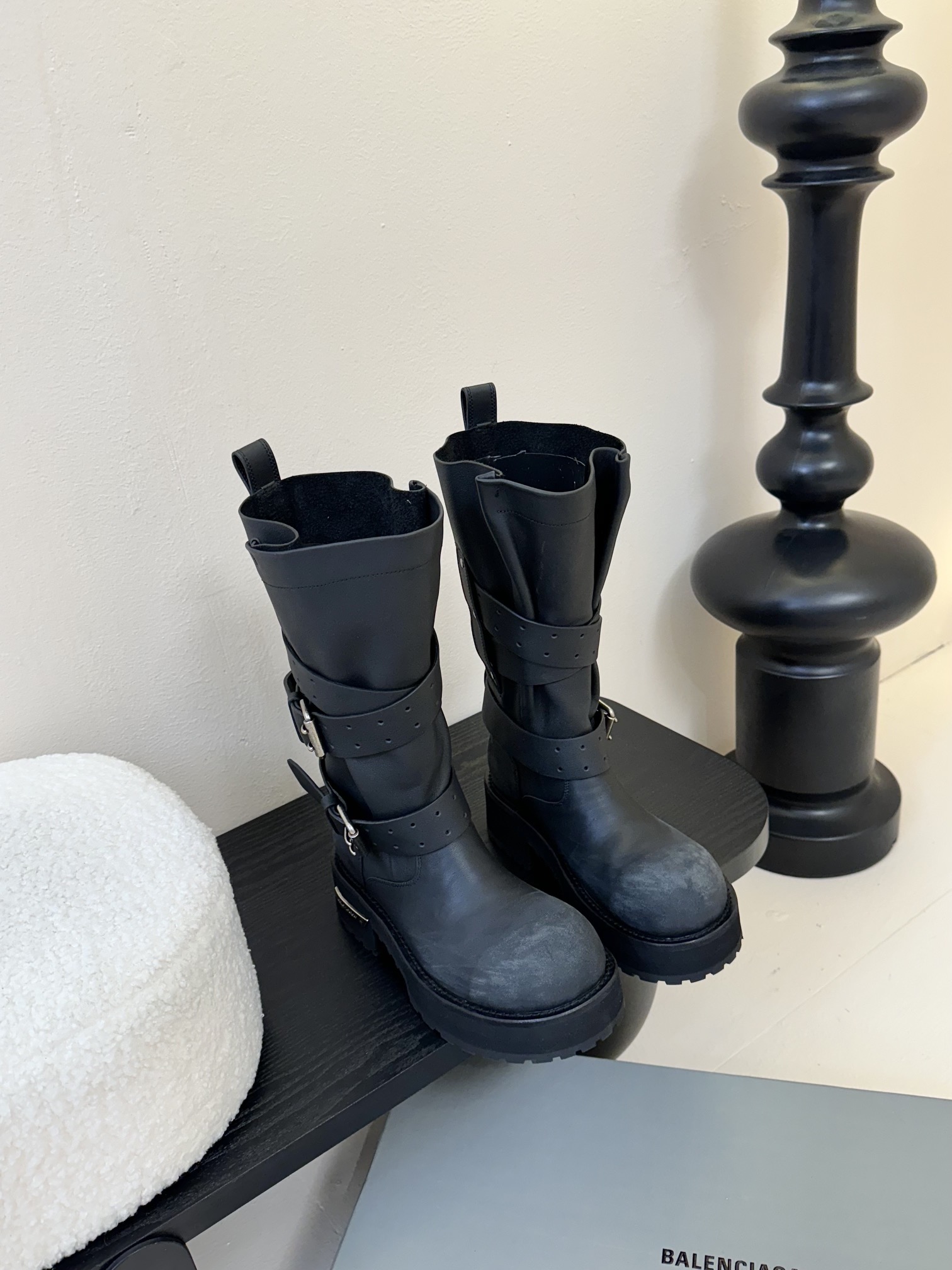 NO:404198,The 12-inch picture is 12-inch [the default is 12-inch without label] 15-inch. Please make an order. Note the size. Balenciaga 25ss new model. Show style. A must-have for cool girls in the dark style. Motorcycle boots. Long boots. Fashion darlings add another general!  As soon as he appears, his aura is fully opened!  The unique folding design, paired with a personalized metal buckle, breaks the rules and takes an unruly attitude every step. The leather has a high-quality texture, a restrained and luxurious luster, and the details show its ingenuity!  Whether it is matched with the street style or being capable, it can instantly improve the overall style's fashion!  Become the focus of attention!  The upper is made of original imported polished cowhide leather, inner foot padded cowhide, original combination rubber outsole, size 35-39 (40 customized, non-return and exchange), boots, balenciaga, balenciaga, boots, cowhide1986090912寸图片是12寸【无标注默认12寸】 15寸 下单麻烦备注尺寸 Balenciaga 巴黎世家 25ss新款 走秀款 暗黑风酷女孩必备 机车靴 长靴 时尚宠儿又添一员大将！一出场就气场全开！ 独特的翻折设计,搭配搭配个性金属扣带,打破常规,每一步都走出不羁态度. 皮革质感高级,光泽内敛又奢华,细节之处尽显匠心！ 无论是搭配街头风的宽松,还是干练的,它都能瞬间提升整体造型的时尚度！成为吸睛的焦点！ 鞋面采用原版进口擦色做旧牛皮 内里垫脚牛皮 大底原版沿条组合橡胶大底 码数35-39（40定做不退换）,靴子,balenciaga,balenciaga,boots,cowhide,Women's Shoes