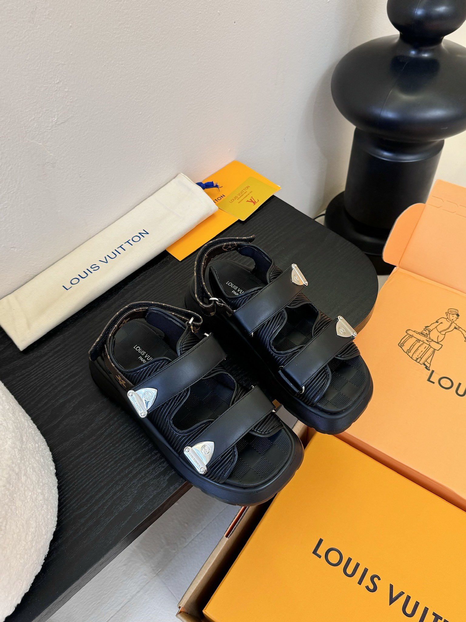 NO:404188,5 new arrival~LV spring and summer thick patent leather water table sandals. The tannin color combination of beef patent leather is so outstanding!  Sexy and comfortable, full of the full emotional value that beautiful summer shoes can give. The sandals are also very well-behaved and beautiful!  Material stone pattern cowhide with TPu silk cowhide 'net brie' size 35-41, sandals, louis vuitton, louis vuitton, louis vuitton, sandals, cowhide198609095 驴家新品 new arrival～LV春夏厚底漆皮水台凉鞋.单宁色搭配的牛漆皮皮质,也太出彩了！性感舒适,拉满了夏日美鞋能给的满分情绪价值.凉鞋的造型也很乖巧好看呀！ 材料石头纹牛皮配TPu条丝绸牛皮包边「网布里」 size 35-41,凉鞋,louis vuitton,louis vuitton,louis vuitton,sandals,cowhide,Women's Shoes