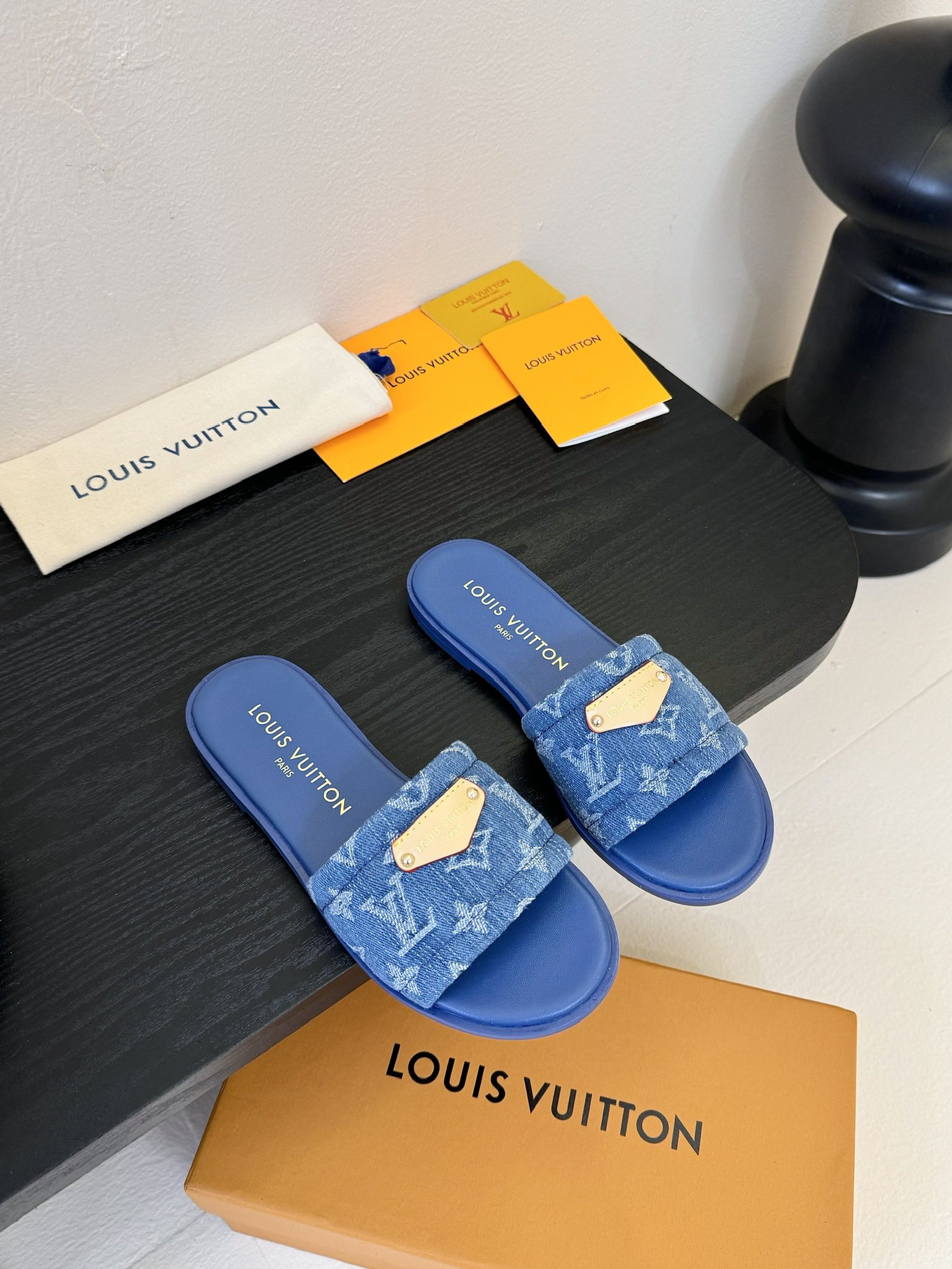 NO:404182,LV | Louis Vuitton X TM 6AM Murakami Takashi jointly-branded flat slippers 2025 Early Spring New Model Top version is consistent with the original version. The counter focuses on the latest model LV X TM 6AM Murakami Takashi jointly-branded bow flat slippers Hard goods are new BS purchasing level!  Full of high-end feeling!  A popular model from domestic and foreign bloggers, retro and fashionable, beautiful!  Official website main model, high custom fabric upper, imported sheepskin lining, outsole original leather outsole, shoe size: 35-39 (40, 41, custom), slippers, louis vuitton, louis vuitton, slippers, sheepskin, Leather soles19860909LV | 路易威登 X TM 6AM 村上隆联名款平底拖鞋2025 早春新款 顶级版本原版一致 专柜主打最新款 LV X TM 6AM 村上隆联名款蝴蝶结平底拖鞋 硬货上新 BS代购级别！高级感十足！国内外博主刷爆的一款,复古又时髦上脚美炸了！官网主推款 鞋面高定制布面 内里进口羊皮里 大底原版真皮大底 鞋码: 35-39（40、41、定制）,拖鞋,louis vuitton,louis vuitton,slippers,sheepskin,Leather soles,Women's Shoes