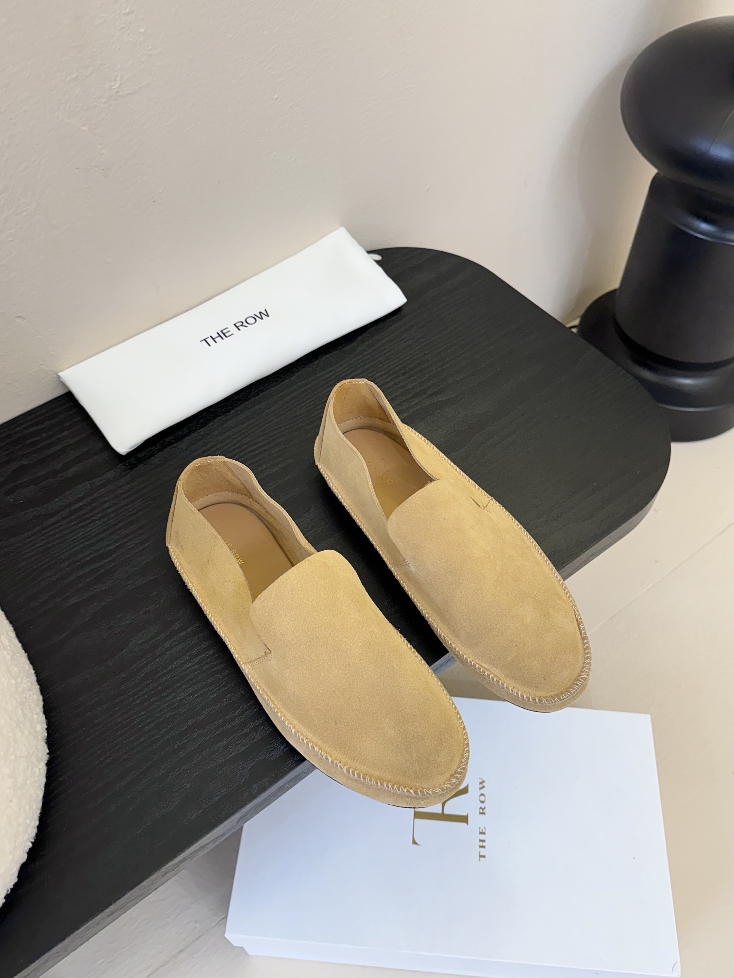 NO:404177,The ro*25 spring and summer new flat single shoes dancing shoes grandma shoes!  I rarely see a dancing shoe that is so delicate and has a strong tolerance for the feet. It embodies the foot shape properly without losing its unique charm. It is convenient to wear on the feet, and is very comfortable, and has no problems with daily wear. It is super versatile!  The upper is made of imported beef reverse velvet, footbed sheepskin, original open molded rubber sole, size: 35-41 (40 41 custom made without return), single shoes, sheepskin19860909The ro*25春夏新款平底单鞋跳舞鞋奶奶鞋！很少会看到一款跳舞鞋会做到这么精细、而且对脚的包容性特别强,把脚型修饰得妥妥的,又不失独特韵味,上脚方便便捷,且非常舒适、日常穿都没有问题的、超级百搭！ 鞋面采用进口牛反绒 垫脚羊皮 大底原版开模橡胶大底 码数:35-41（40 41订做不退换）,单鞋,sheepskin,Women's Shoes