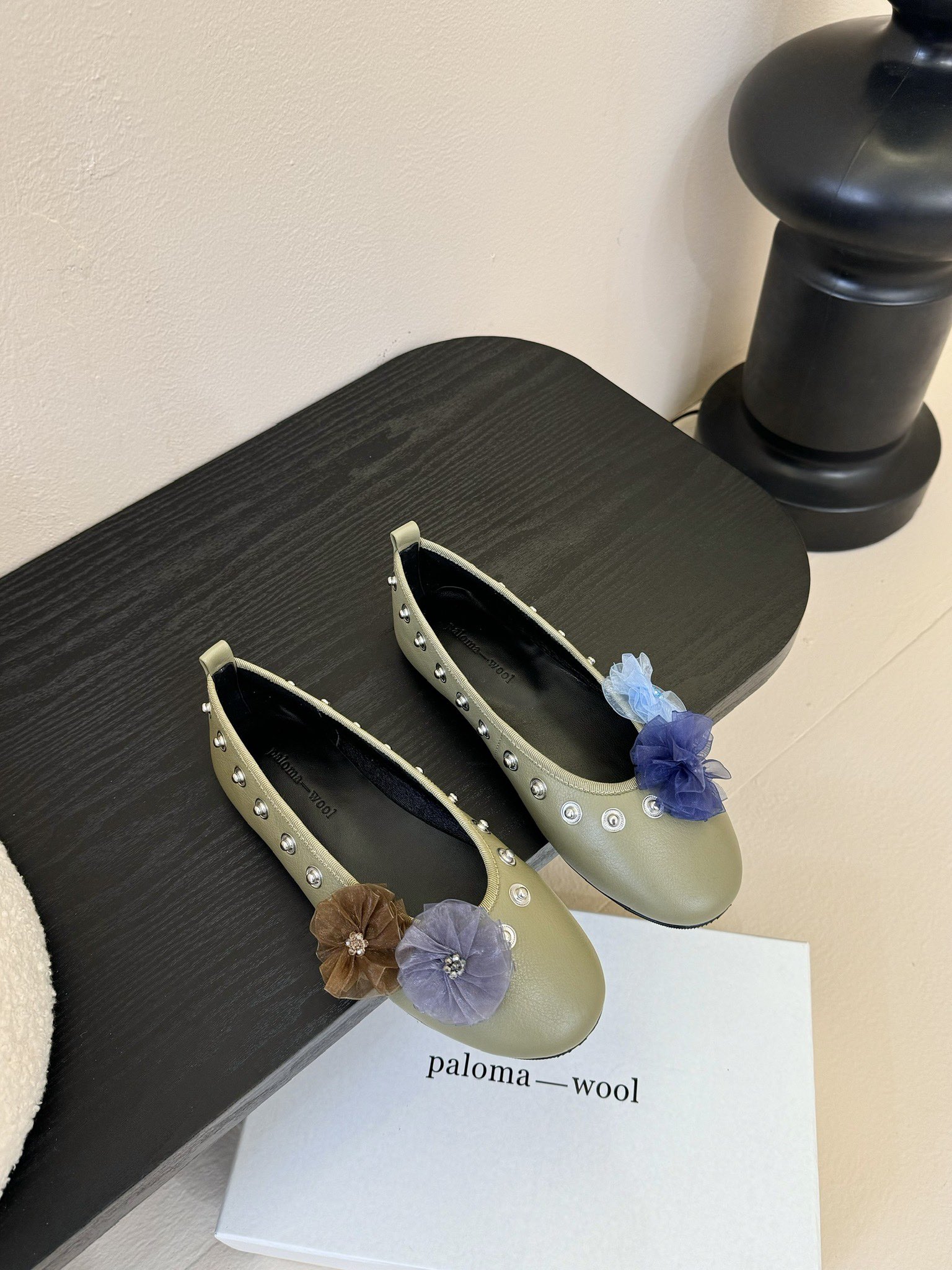 NO:404170,Paloma-wool 2025 spring and summer new flower ballet shoes rivet flat shoes ——————————————————————————————————————————————————————————————————————————————————————— Paloma-wool 2025 spring and summer new flower ballet shoes rivet shoes rivet shoes 35-39 (40.41 custom made without return or exchange), ballet shoes, cowhide, sheepskin19860909Paloma-wool 2025春夏新款花朵芭蕾舞鞋铆钉平底单鞋 —————————————————— 鞋面牛皮 内里垫脚羊皮 鞋底开模橡胶大底 码数35-39（40.41定做不退换）,芭蕾舞鞋,cowhide,sheepskin,Women's Shoes