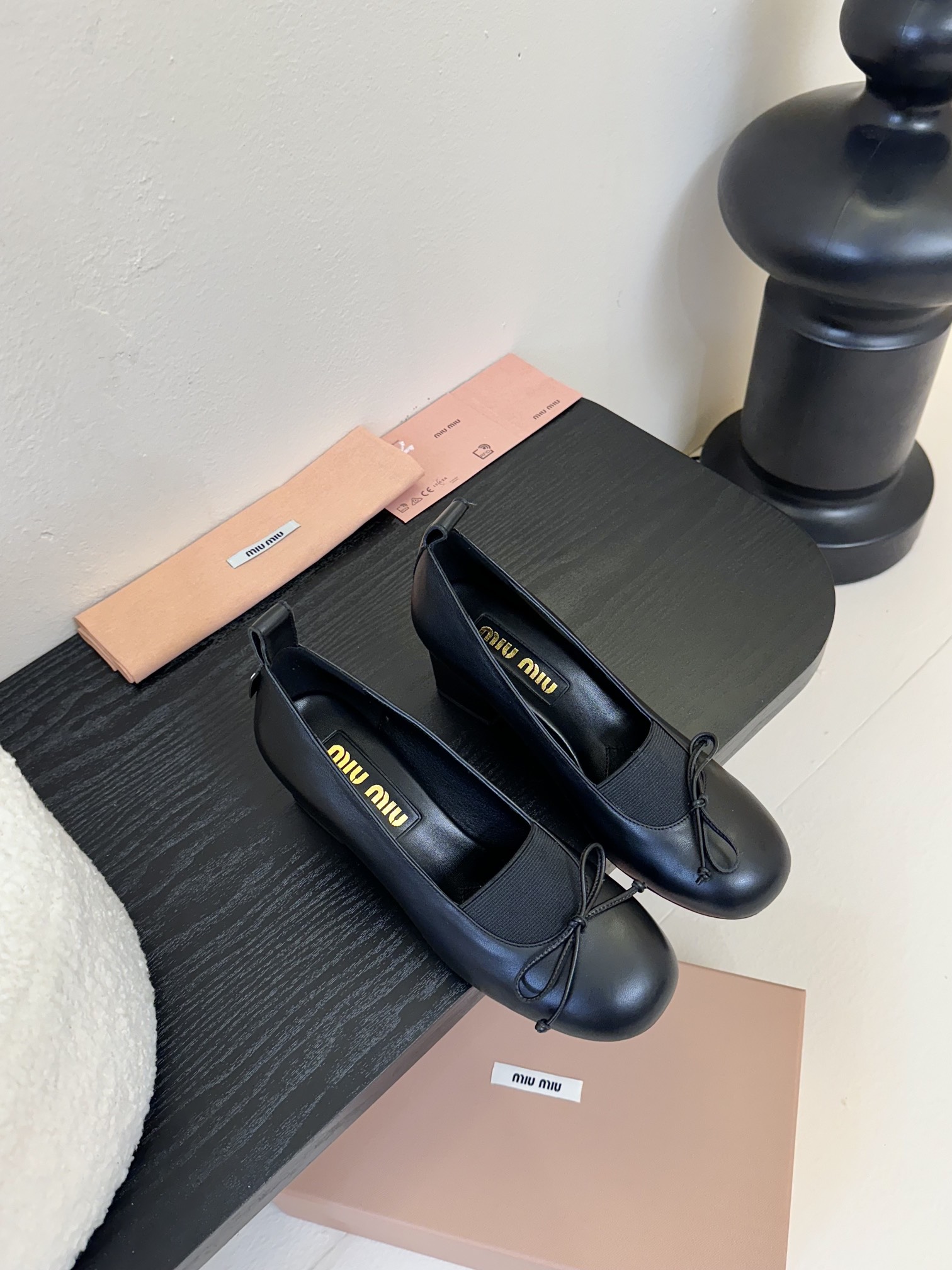 NO:404896,Miumiu 25 spring and summer new loafers, fresh spring and summer color matching, beautiful curves, and everyday outfits are very suitable for the shoe side, with an exclusive logo style, showing elegant charm on the feet!  The upper is made of sheepskin, inner footbed sheepskin, and imported genuine leather sole from Italy!  Number of sizes: 35-40 (40 custom made without return), loafers, miumiu, loafers, sheepskin, Leather soles19860909miumiu缪缪25春夏新款乐福鞋 春夏清新配色曲线优美,日常穿搭都很搭鞋边有专属标识性Logo格调,上脚尽显优雅魅力！ 鞋面采用羊皮 内里垫脚羊皮 意大利进口真皮大底！ 码数:35-40（40 定做不退换）,乐福鞋,miumiu,loafers,sheepskin,Leather soles,Women's Shoes