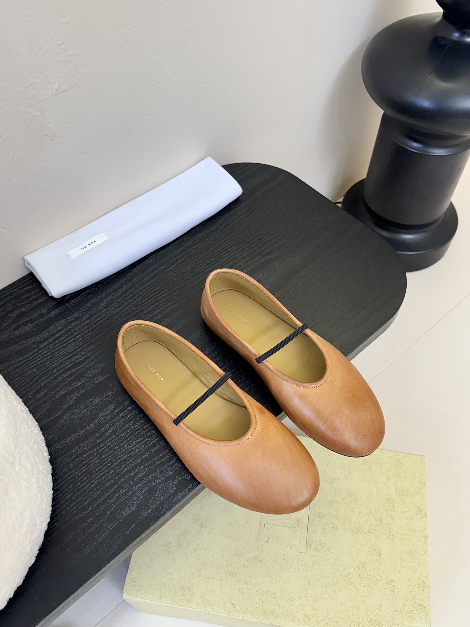 NO:408223,The ro*25 spring and summer new flat single shoes dancing shoes grandma shoes!  I rarely see a dancing shoe that is so delicate and has a strong tolerance for the feet. It embodies the foot shape properly without losing its unique charm. It is convenient to wear on the feet, and is very comfortable, and has no problems with daily wear. It is super versatile!  The upper is made of retro polished cowhide, inner cowhide, footbed cowhide, original open molded rubber outsole. Size: 35-41 (40 41 custom made without return), single shoes, cowhide19860909The ro*25春夏新款平底单鞋跳舞鞋奶奶鞋！很少会看到一款跳舞鞋会做到这么精细、而且对脚的包容性特别强,把脚型修饰得妥妥的,又不失独特韵味,上脚方便便捷,且非常舒适、日常穿都没有问题的、超级百搭！ 鞋面采用复古擦色牛皮 内里牛皮 垫脚牛皮 大底原版开模橡胶大底 码数:35-41（40 41订做不退换）,单鞋,cowhide,Women's Shoes