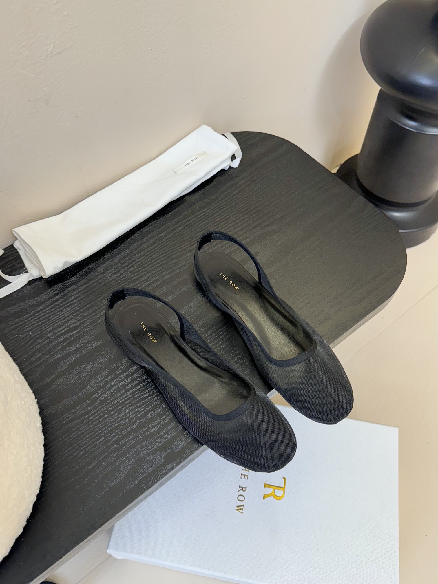 NO:406124,The Row New Product Minimalist Ceiling Neat and a little slack. It comes with a fashionable filter when you step on it. It is the kind of low-key character who can soar in the texture of the outfit. A treasure item that is fashionable and closed. The upper imported mesh imported sheepskin imported leather soles 35-39 (40.41 fixed), sandals, sandals, sheepskin, Leather soles19860909The Row 新品 极简主义天花板 利落又带点松弛感 踩上就自带时髦滤镜 是那种低调却能让穿搭质感飙升的狠角色 时髦精闭眼入的宝藏单品~ 鞋面进口网纱 进口羊皮 进口真皮大底 35-39（40.41定）,凉鞋,sandals,sheepskin,Leather soles,Women's Shoes