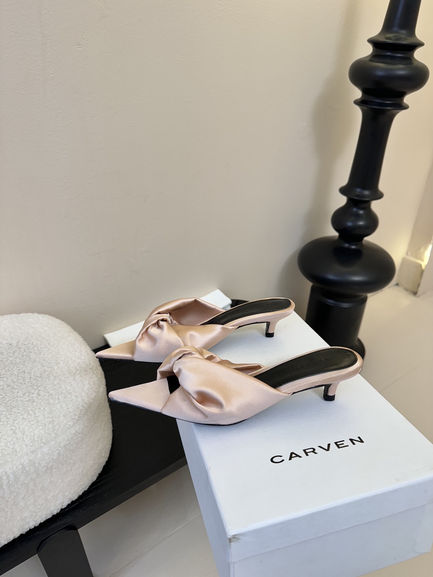 
CARVEN25春夏新款简易复古真丝绸缎麻花尖头猫跟拖鞋凉鞋
———————————

春夏季节搭配裙