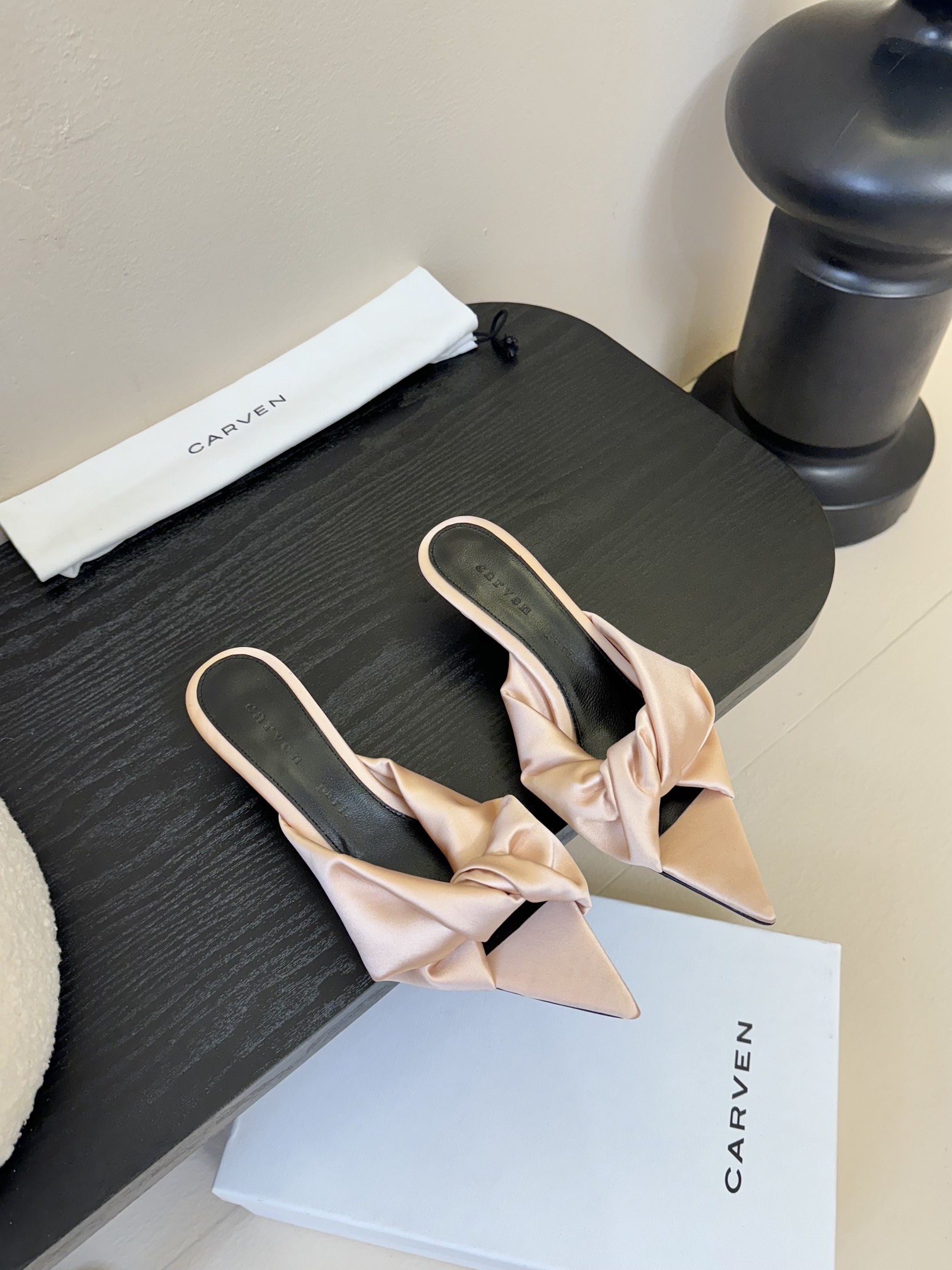 
CARVEN25春夏新款简易复古真丝绸缎麻花尖头猫跟拖鞋凉鞋
———————————

春夏季节搭配裙