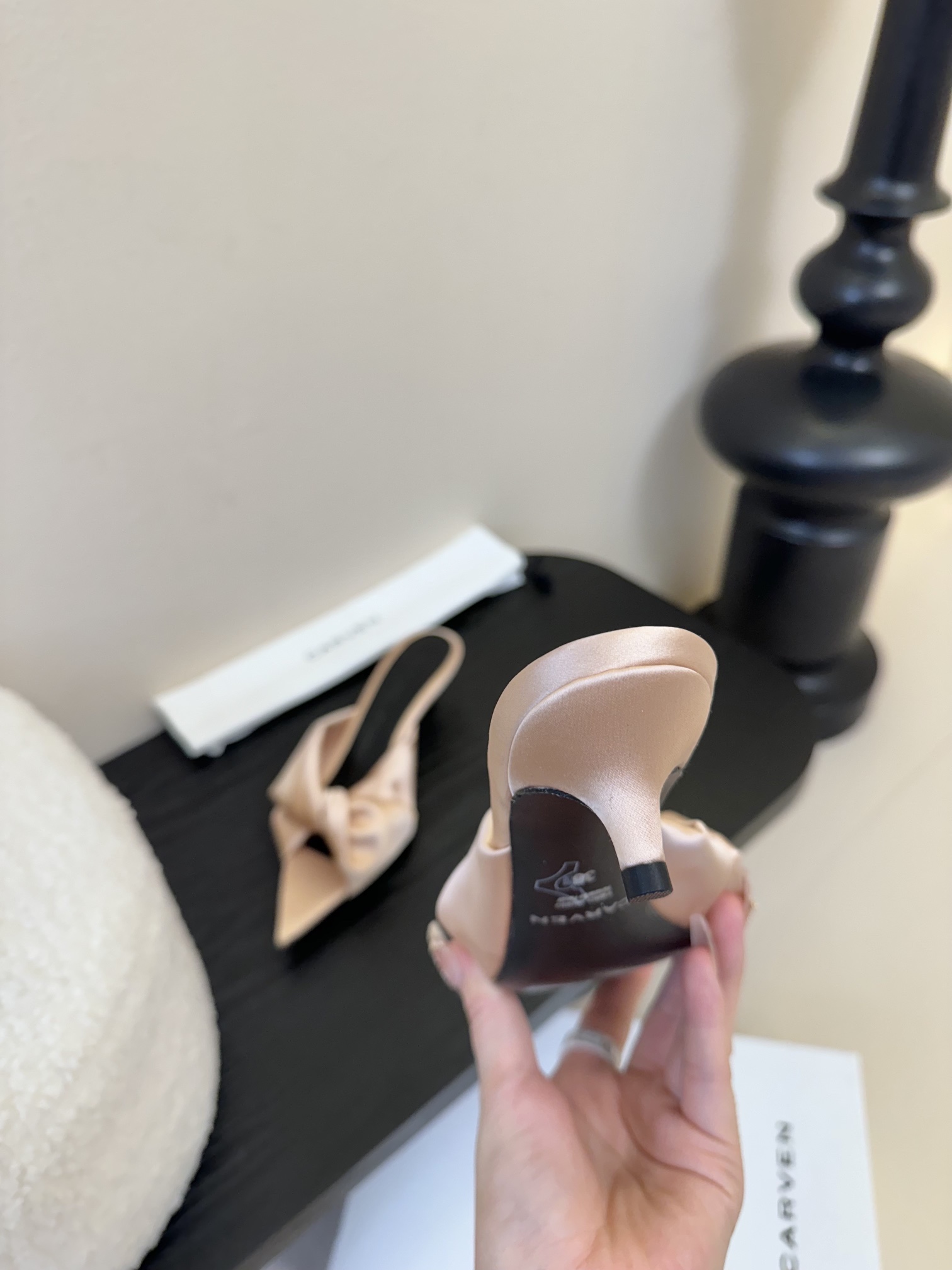 
CARVEN25春夏新款简易复古真丝绸缎麻花尖头猫跟拖鞋凉鞋
———————————

春夏季节搭配裙