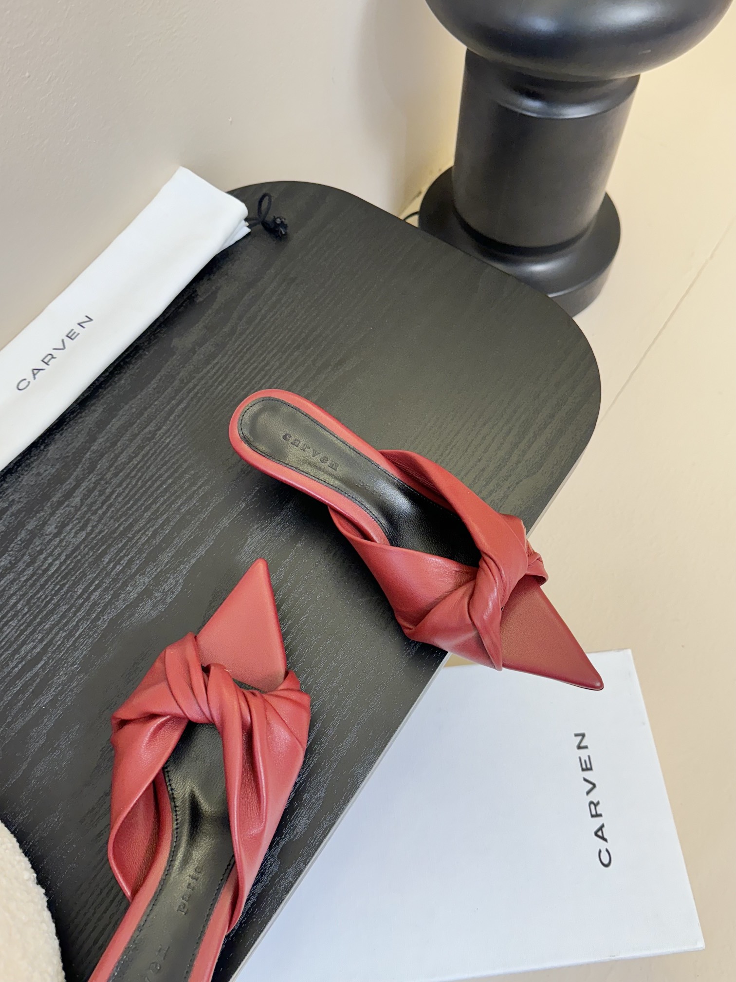 
CARVEN25春夏新款简易复古真丝绸缎麻花尖头猫跟拖鞋凉鞋
———————————

春夏季节搭配裙