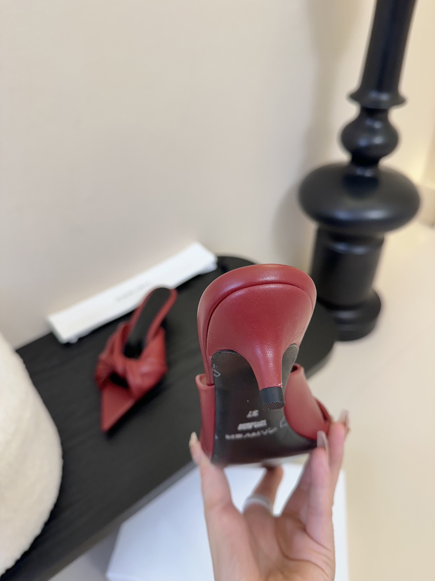 
CARVEN25春夏新款简易复古真丝绸缎麻花尖头猫跟拖鞋凉鞋
———————————

春夏季节搭配裙