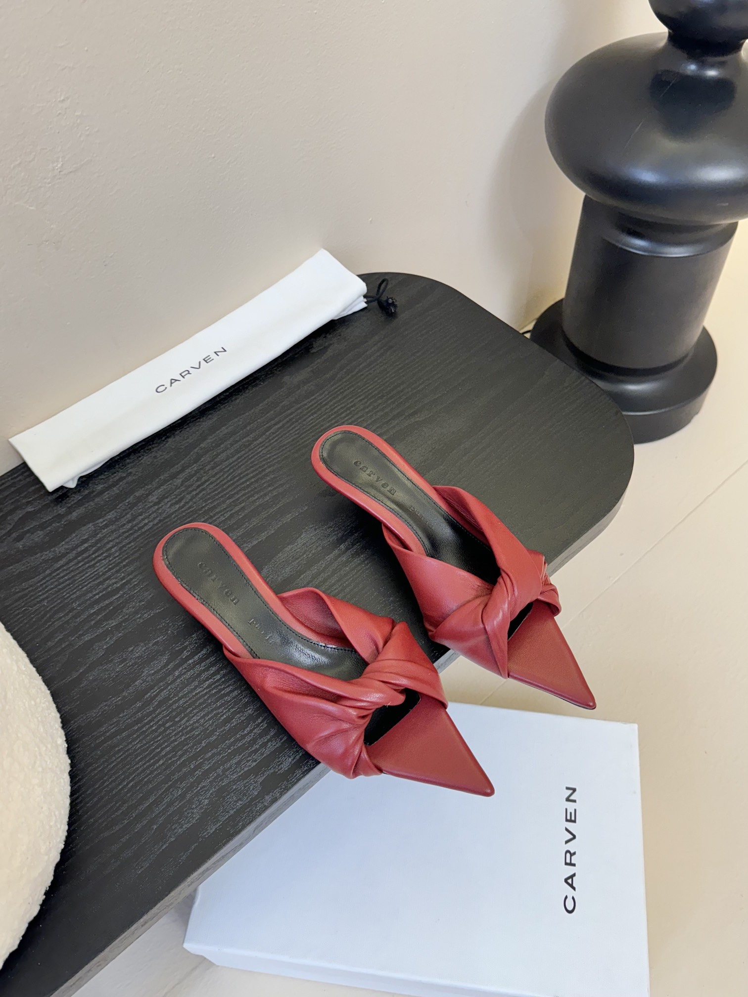 
CARVEN25春夏新款简易复古真丝绸缎麻花尖头猫跟拖鞋凉鞋
———————————

春夏季节搭配裙