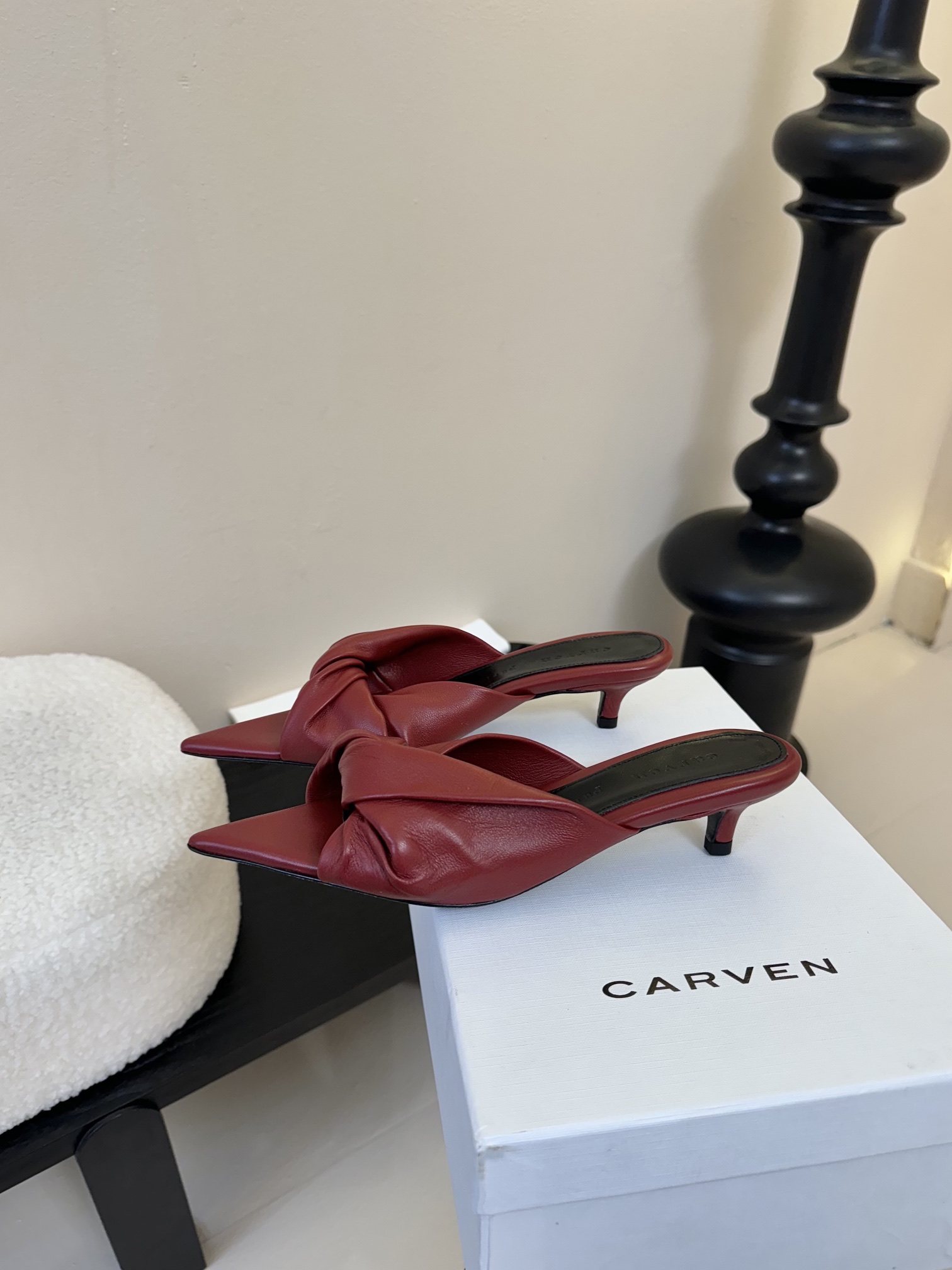 
CARVEN25春夏新款简易复古真丝绸缎麻花尖头猫跟拖鞋凉鞋
———————————

春夏季节搭配裙