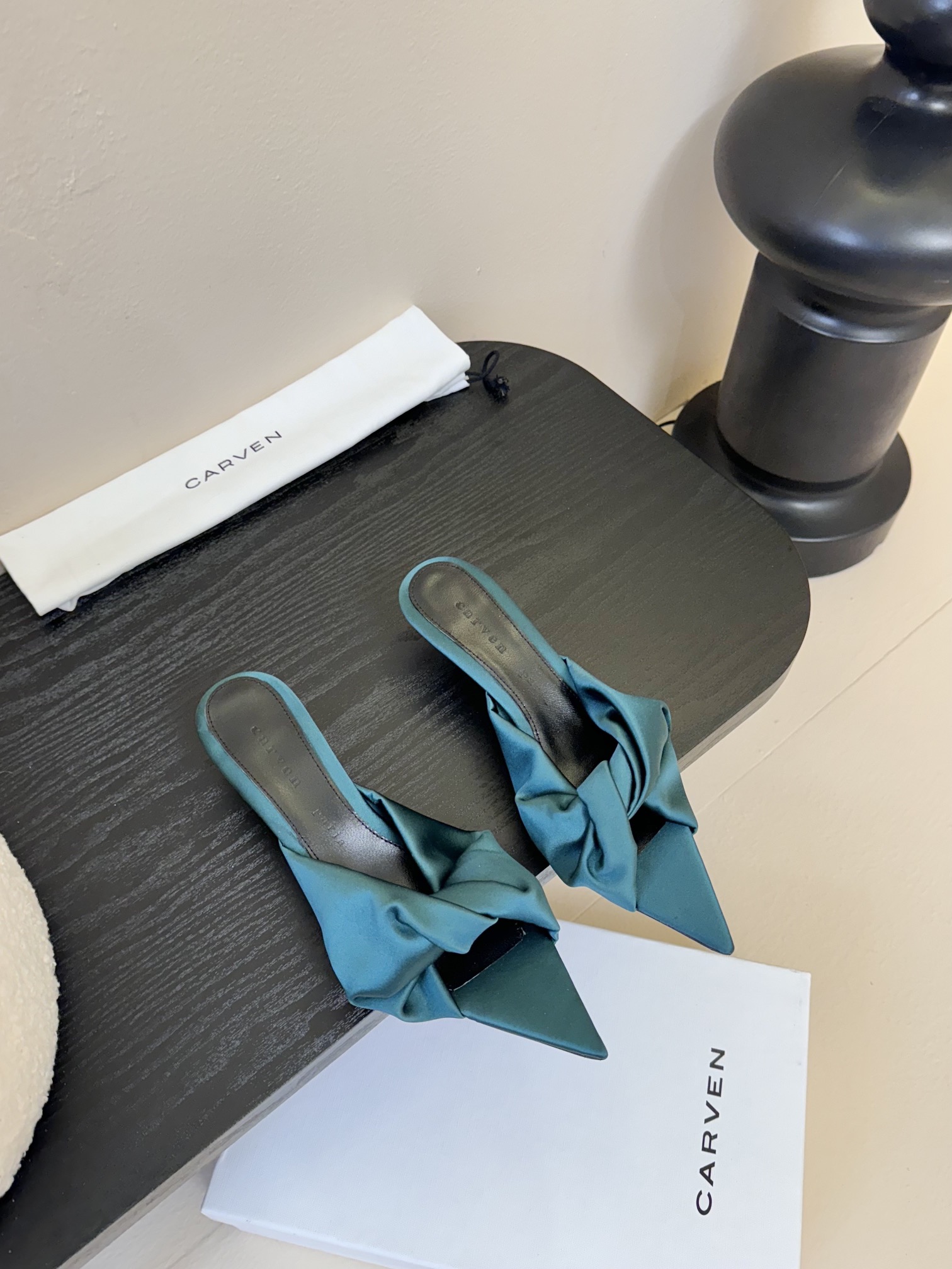 
CARVEN25春夏新款简易复古真丝绸缎麻花尖头猫跟拖鞋凉鞋
———————————

春夏季节搭配裙
