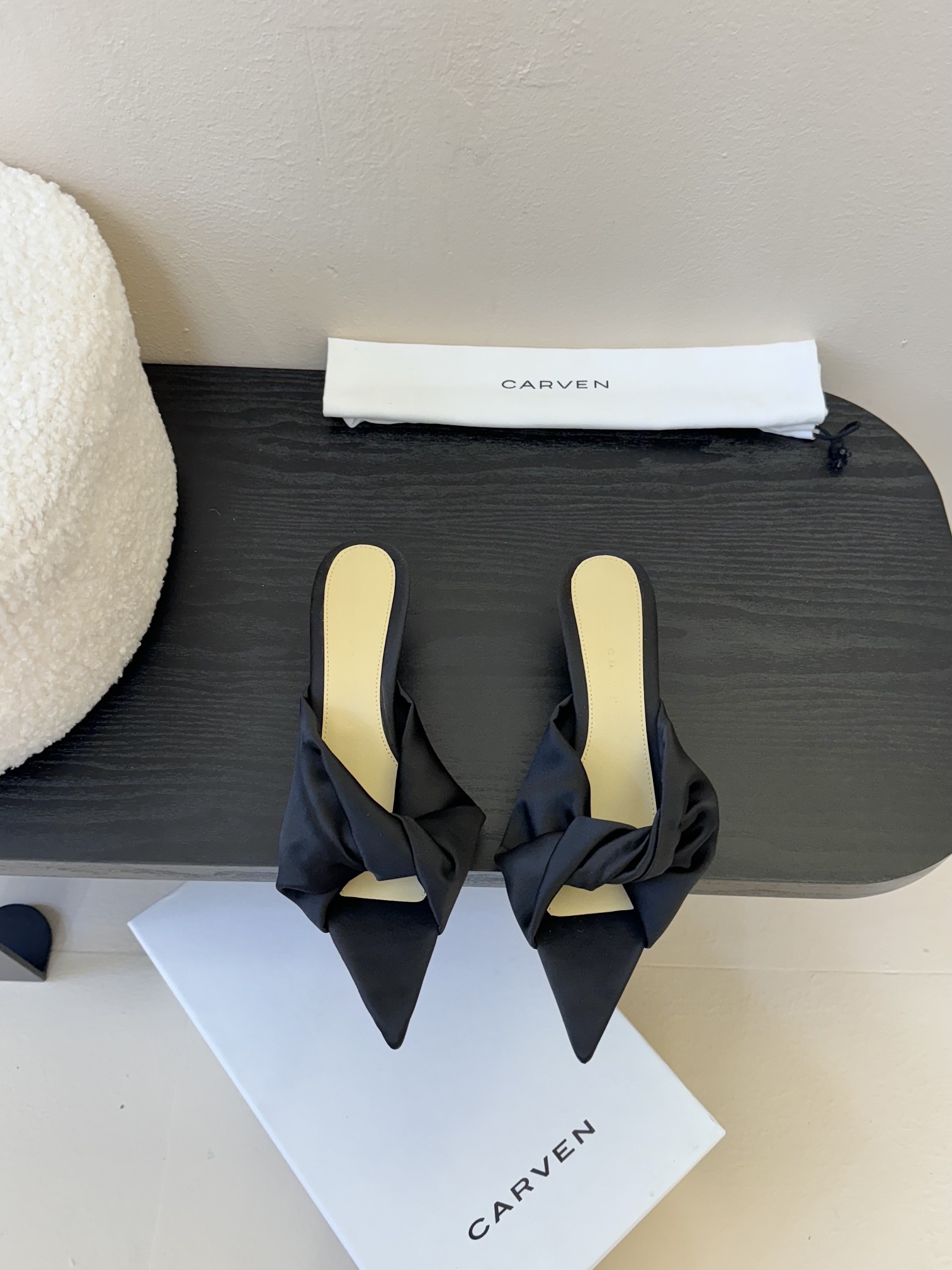 NO:407146,CARVEN25 spring and summer new simple retro silk satin pointed cat heel slippers sandals ——————————————————————————————————————————————————————————————————————————————————————————————————————————————————————————————————————————————————————————————————————————————————————————————————————————————————————————————————————  The simple and neat design is very suitable for daily wear, with a hollow design, lazy and casual, and a pointed head with a very aura. It is suitable for daily wear, and is high-end and practical!  The upper is made of original imported silk satin/small sheepskin, inner foot padded sheepskin, Italian imported leather large sole!  Heel height: about 4cm Size: 35-41 (40 41 custom made without return or exchange), high heels, sandals, high heels, slippers, skirts, sheepskin, real silk, silk fabric, Leather soles19860909CARVEN25春夏新款简易复古真丝绸缎麻花尖头猫跟拖鞋凉鞋 ——————————— 春夏季节搭配裙裤都非常好看！简单利落的设计很适合日常穿着,后空设计,慵懒随性,尖头很有气场,适合日常穿搭,高级又实用的款！ 鞋面采用原版进口真丝绸缎/小绵羊皮 内里垫脚羊皮 意大利进口真皮大底！ 跟高:约4cm 码数:35-41（40 41定做不退换）,高跟鞋拖鞋,sandals,high heels,slippers,skirts,sheepskin,real silk,silk fabric,Leather soles,Women's Shoes