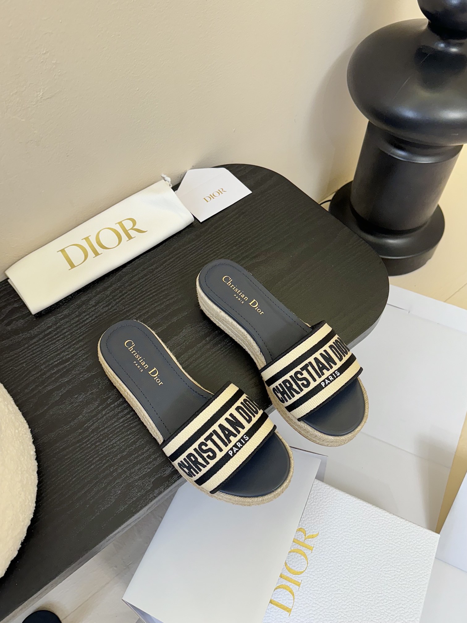 
2025Dior 迪奥Dway夏季松糕小拖鞋
深蓝色棉质款式 饰以Christian Dior Par