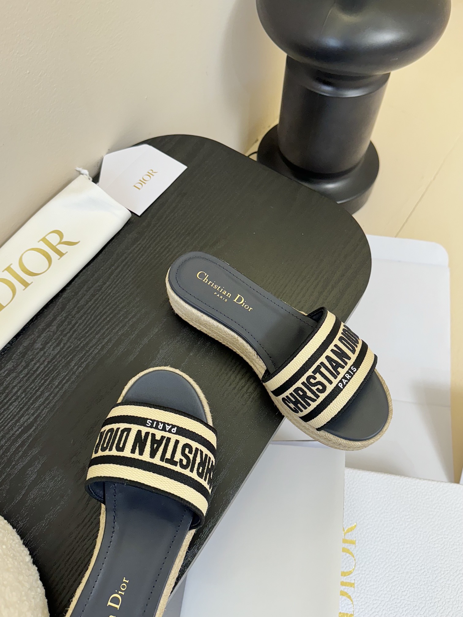 
2025Dior 迪奥Dway夏季松糕小拖鞋
深蓝色棉质款式 饰以Christian Dior Par
