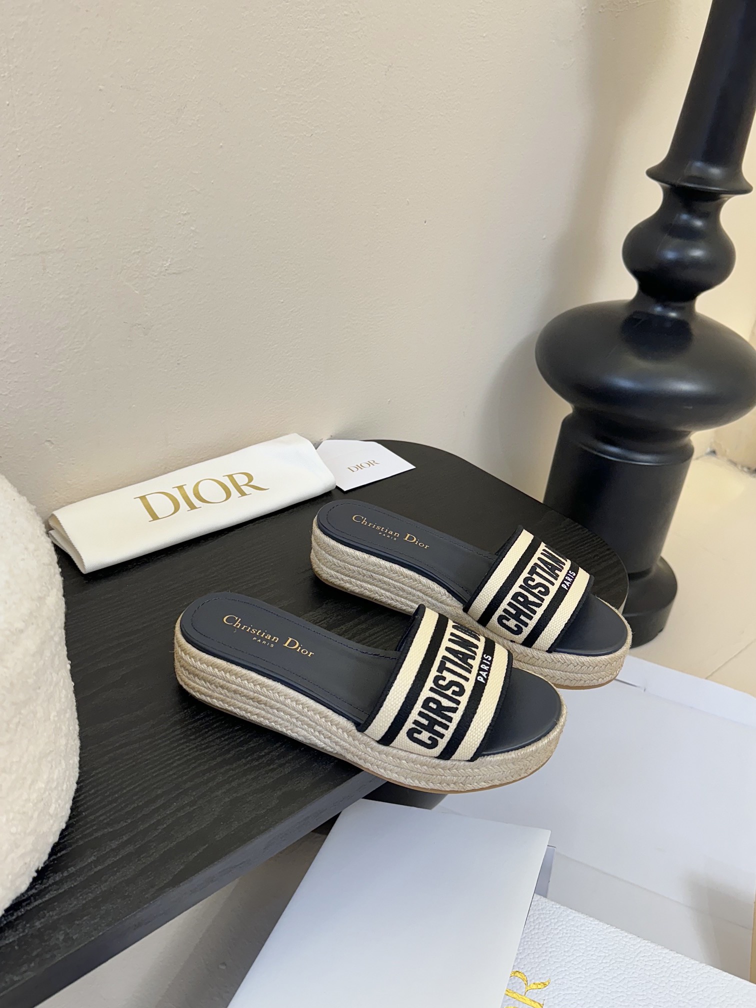 
2025Dior 迪奥Dway夏季松糕小拖鞋
深蓝色棉质款式 饰以Christian Dior Par