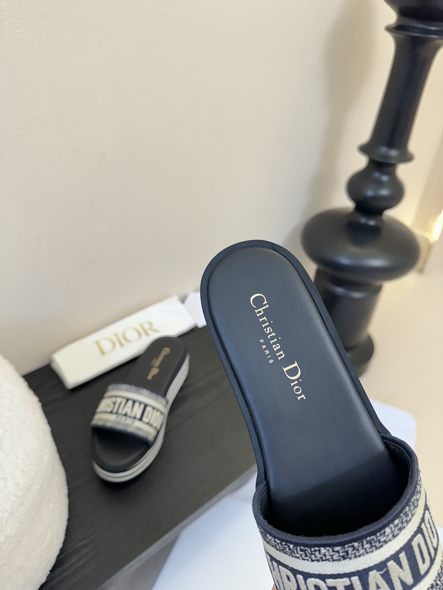 
2025Dior 迪奥Dway夏季松糕小拖鞋
深蓝色棉质款式 饰以Christian Dior Par