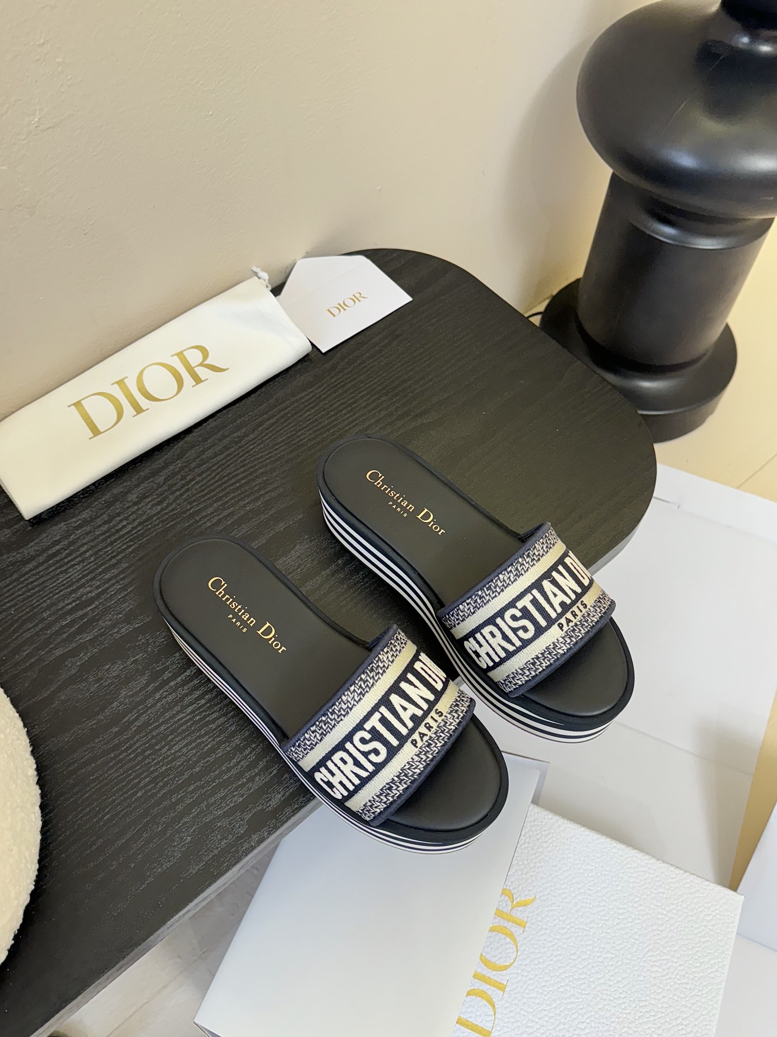 
2025Dior 迪奥Dway夏季松糕小拖鞋
深蓝色棉质款式 饰以Christian Dior Par