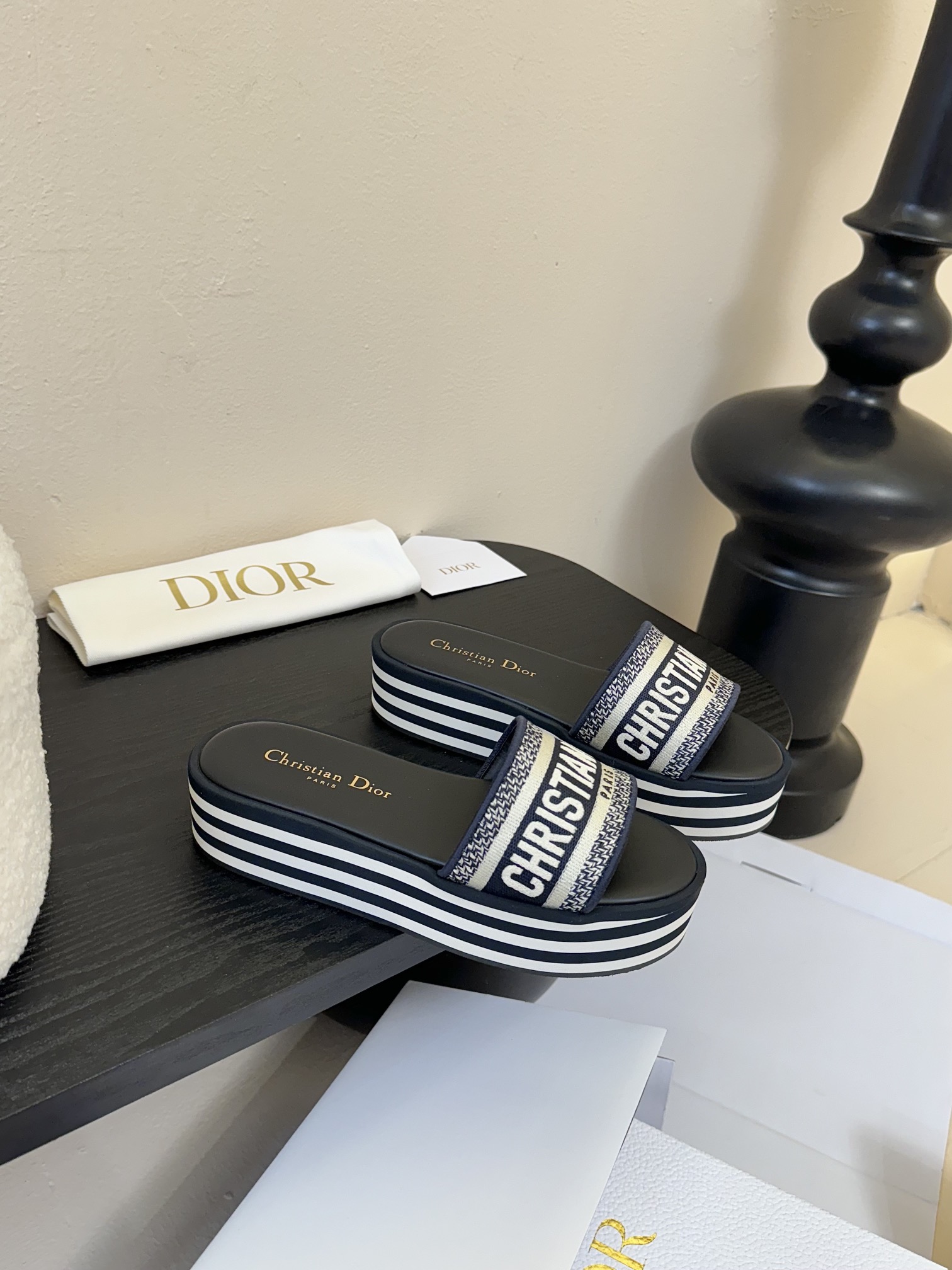 
2025Dior 迪奥Dway夏季松糕小拖鞋
深蓝色棉质款式 饰以Christian Dior Par