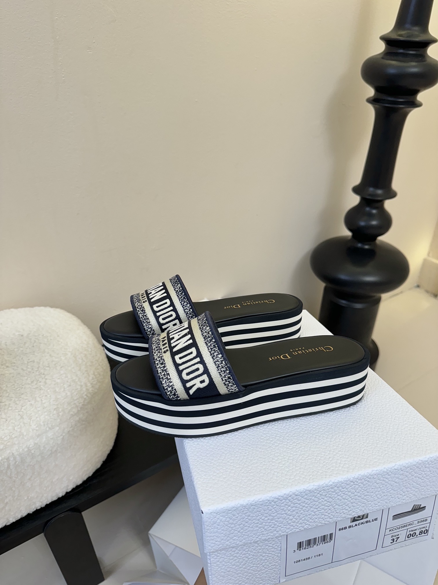 
2025Dior 迪奥Dway夏季松糕小拖鞋
深蓝色棉质款式 饰以Christian Dior Par