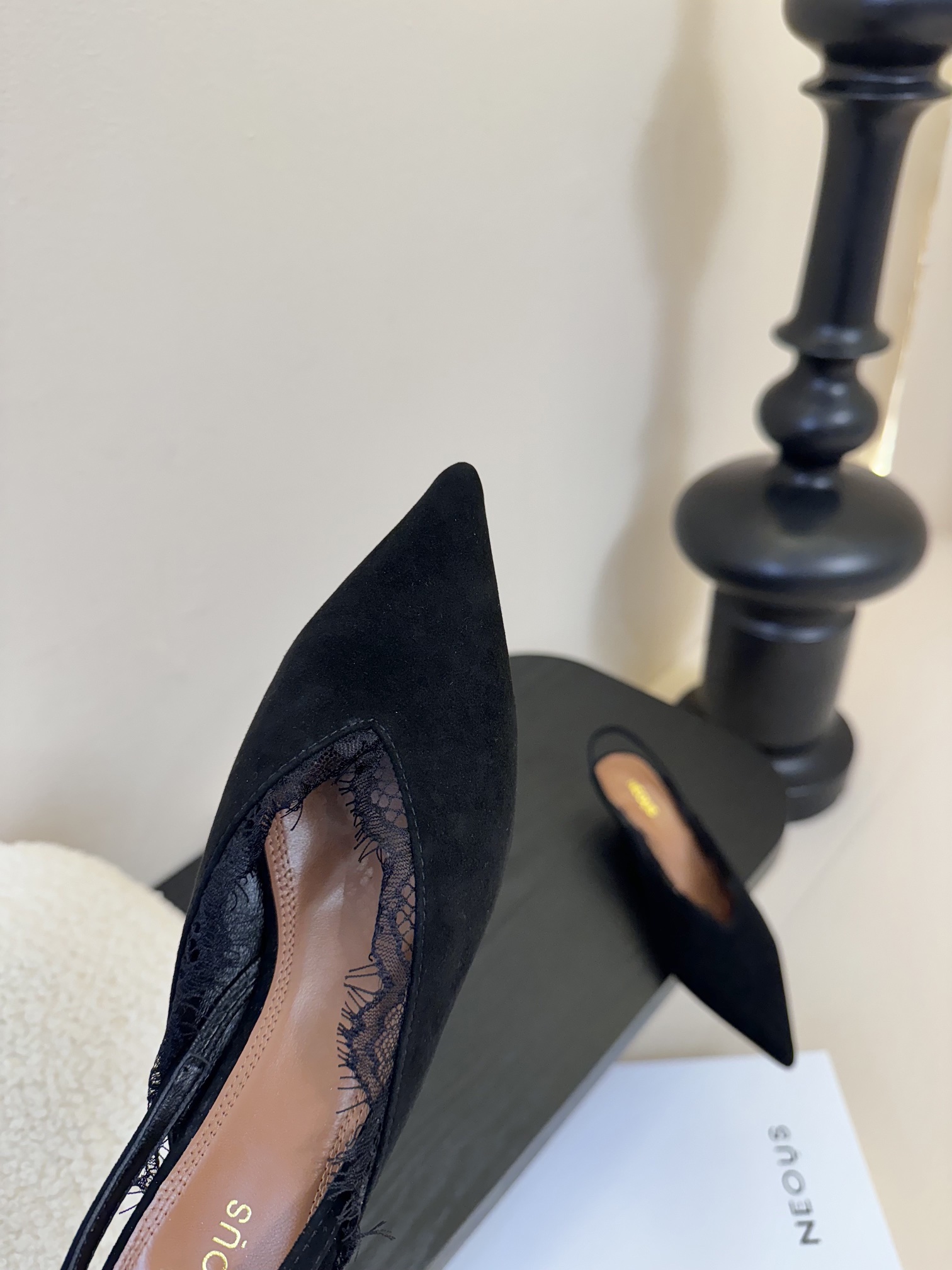 
NEOUS   𝟐𝟓𝐀𝐖新品 

优雅新风尚 | NEOUS蕾丝尖头凉鞋

将优雅与摩登完美交织 尖头
