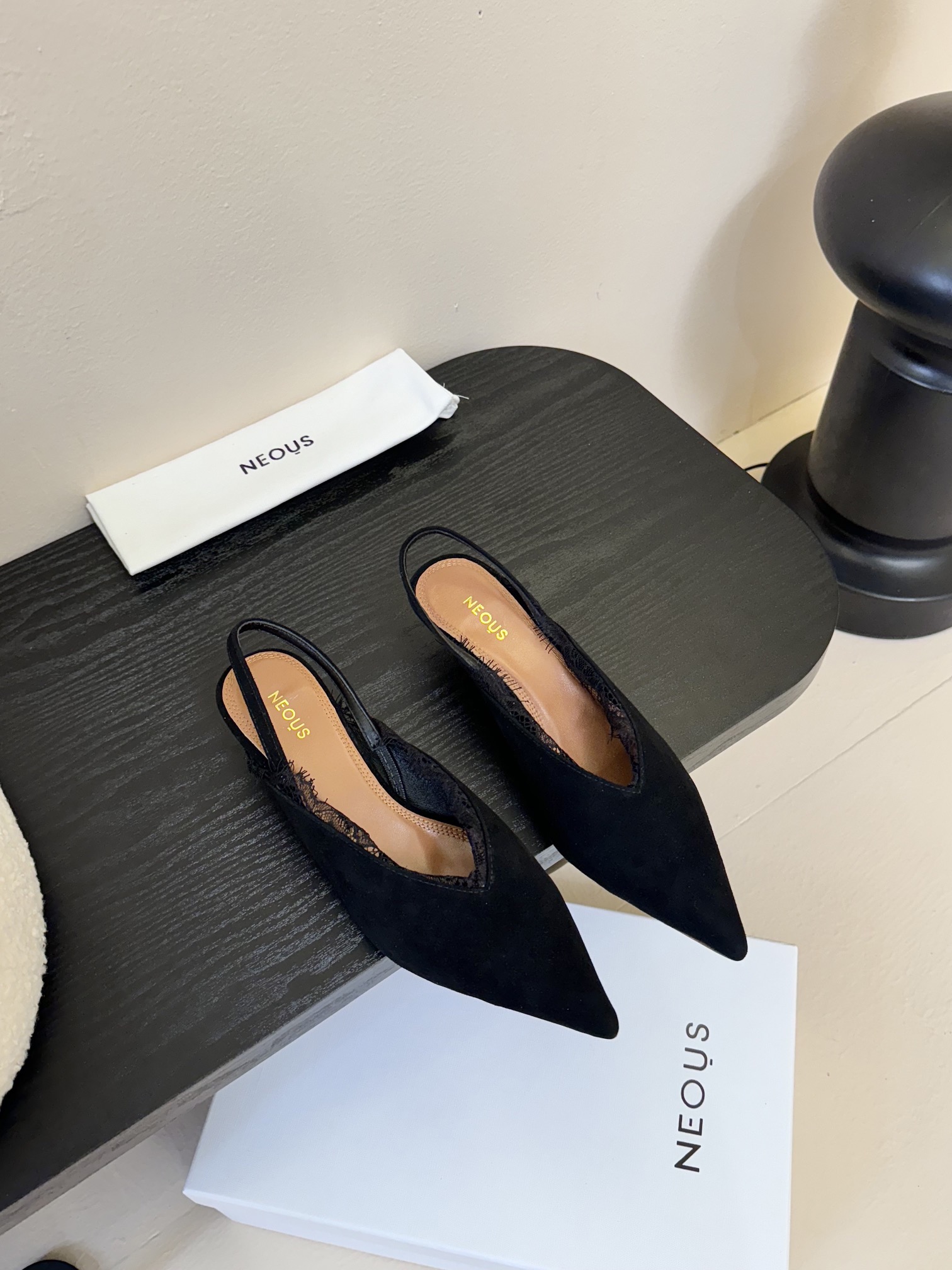 
NEOUS   𝟐𝟓𝐀𝐖新品 

优雅新风尚 | NEOUS蕾丝尖头凉鞋

将优雅与摩登完美交织 尖头