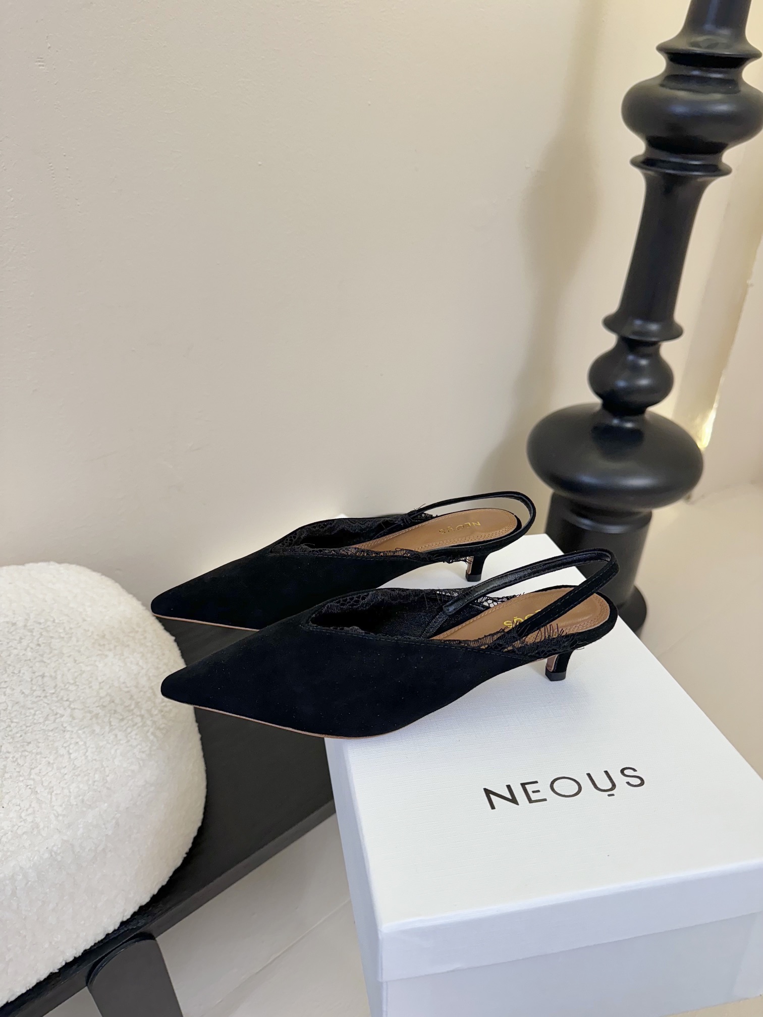 
NEOUS   𝟐𝟓𝐀𝐖新品 

优雅新风尚 | NEOUS蕾丝尖头凉鞋

将优雅与摩登完美交织 尖头