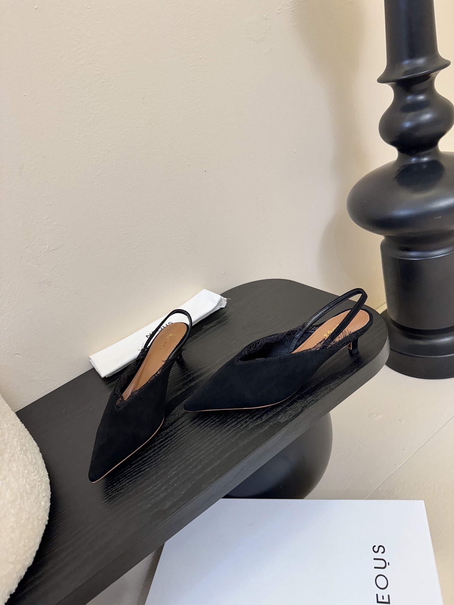 
NEOUS   𝟐𝟓𝐀𝐖新品 

优雅新风尚 | NEOUS蕾丝尖头凉鞋

将优雅与摩登完美交织 尖头