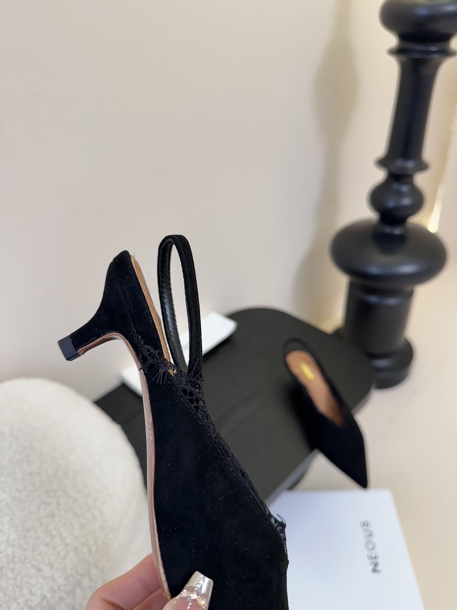 
NEOUS   𝟐𝟓𝐀𝐖新品 

优雅新风尚 | NEOUS蕾丝尖头凉鞋

将优雅与摩登完美交织 尖头