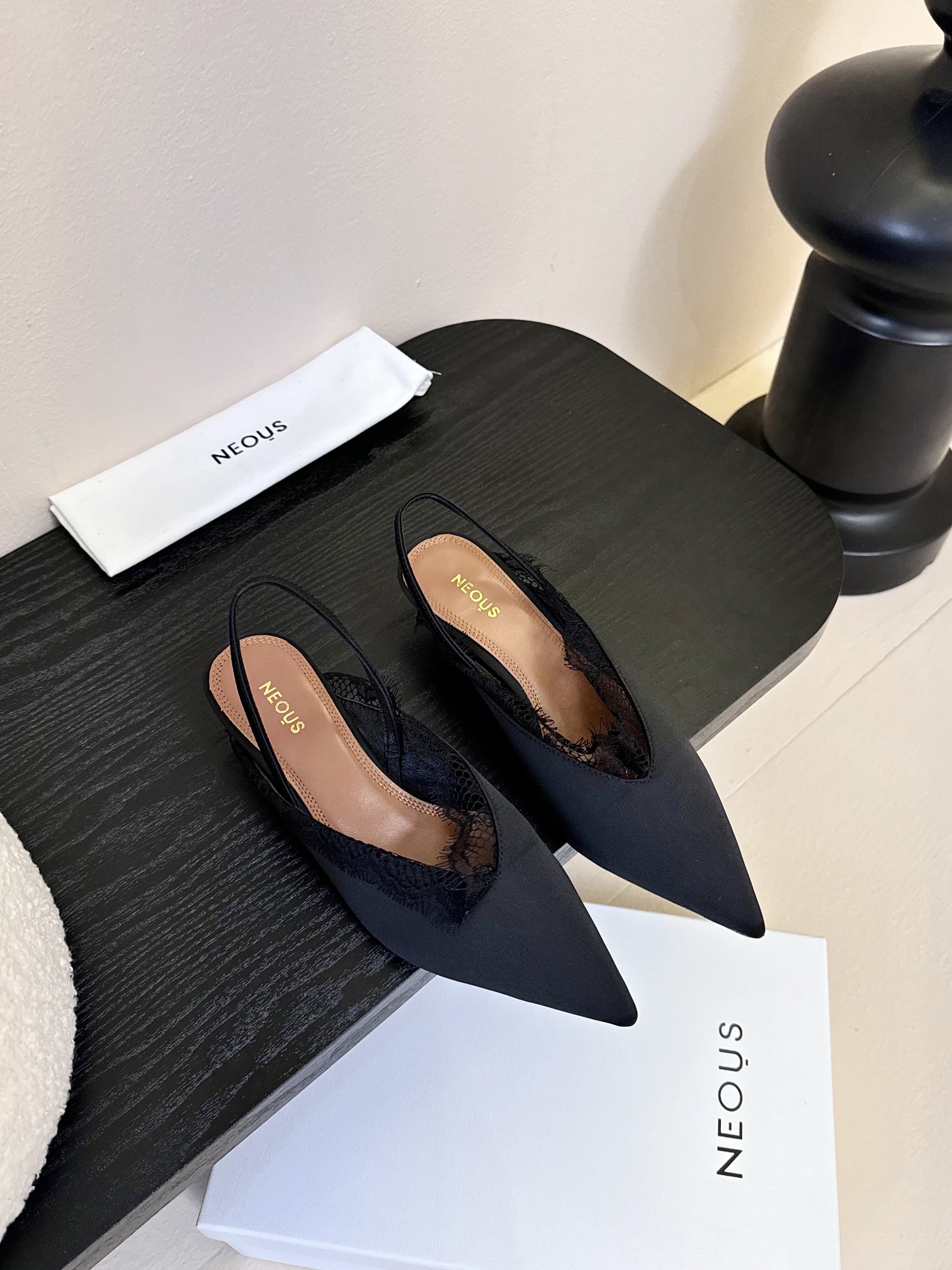 
NEOUS   𝟐𝟓𝐀𝐖新品 

优雅新风尚 | NEOUS蕾丝尖头凉鞋

将优雅与摩登完美交织 尖头