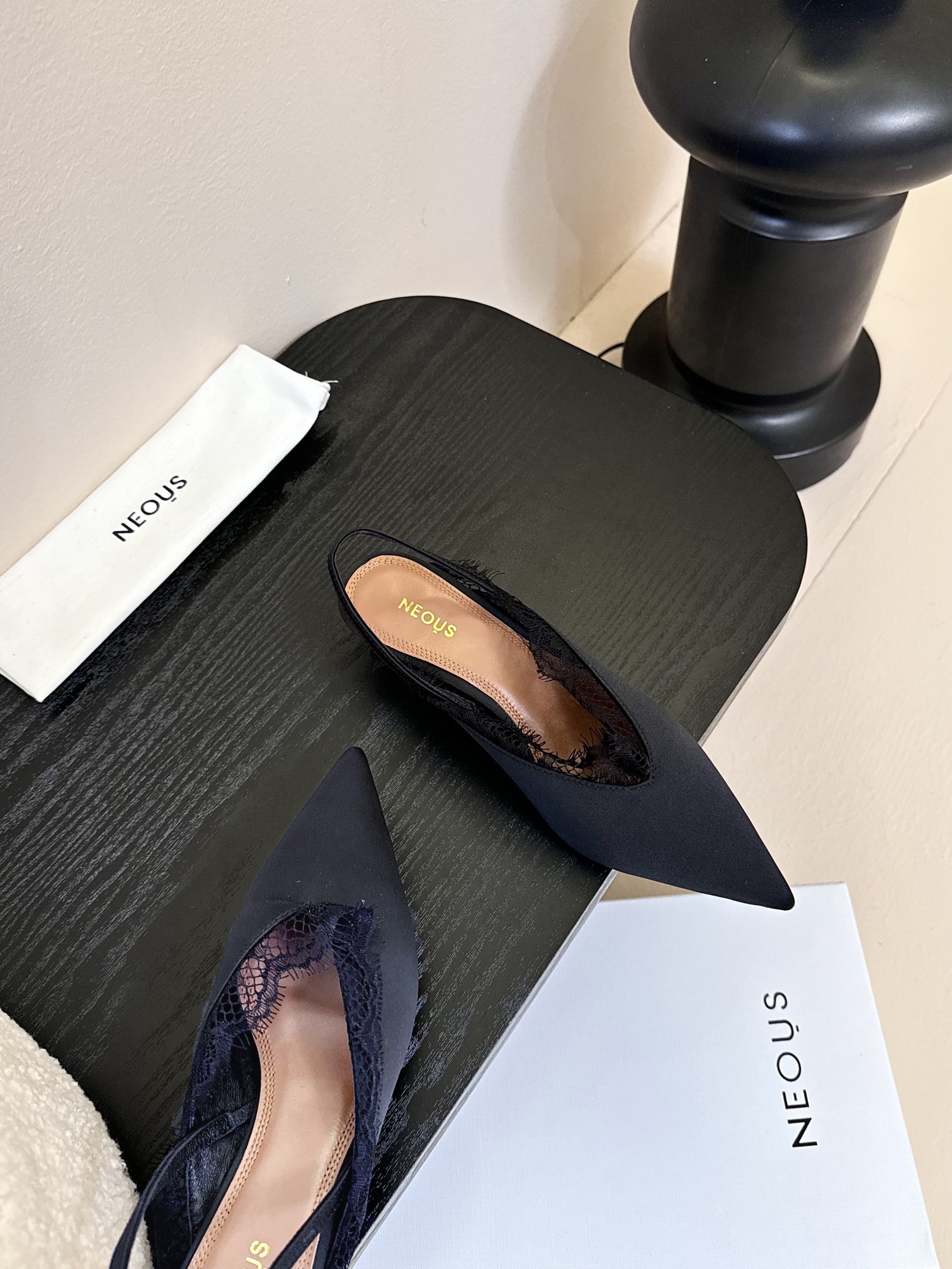 
NEOUS   𝟐𝟓𝐀𝐖新品 

优雅新风尚 | NEOUS蕾丝尖头凉鞋

将优雅与摩登完美交织 尖头